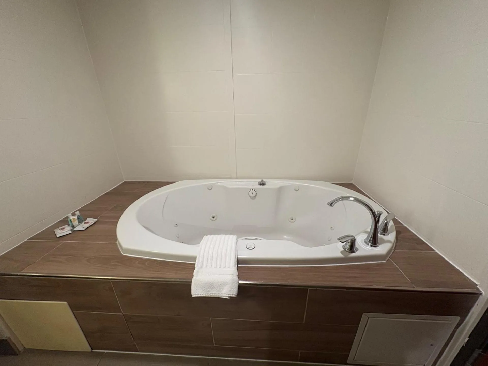 Bath in Comfort Suites Near Denver Downtown