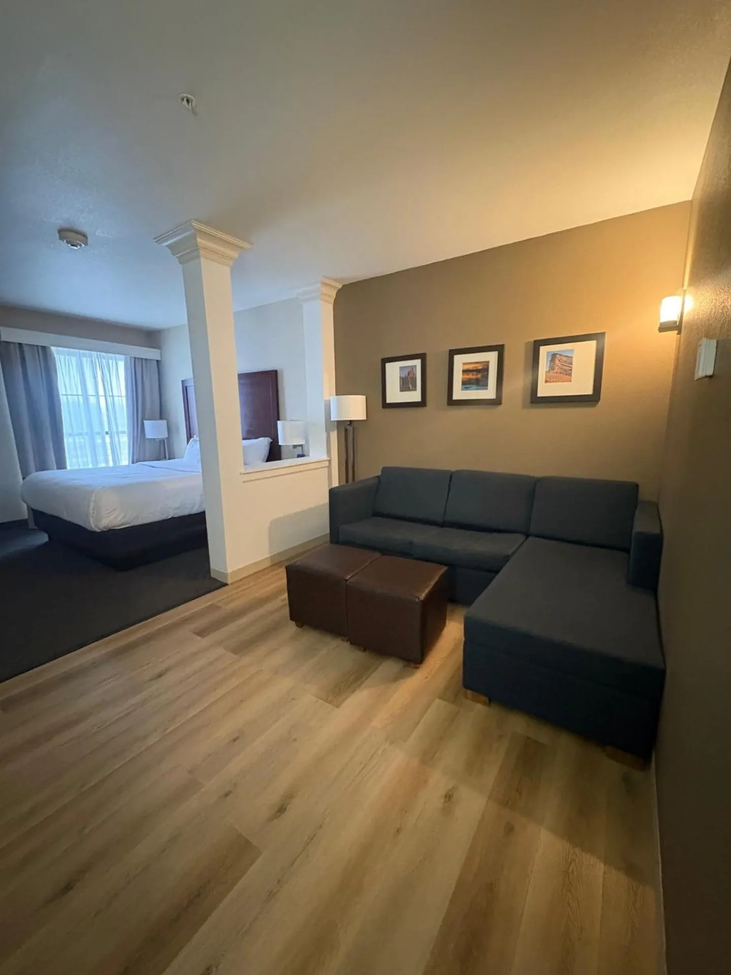 Seating area, Bed in Comfort Suites Near Denver Downtown