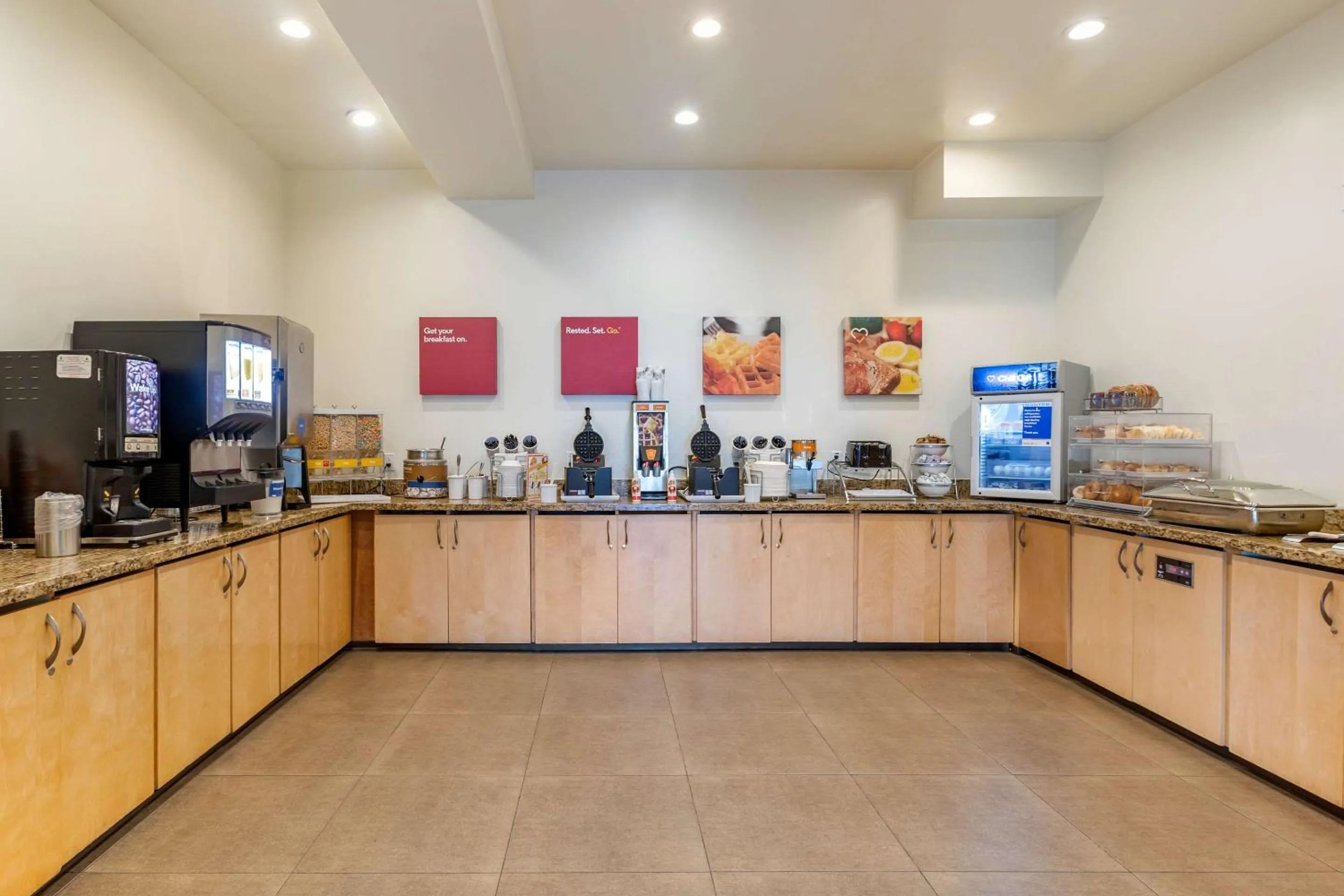 Breakfast in Comfort Suites Near Denver Downtown