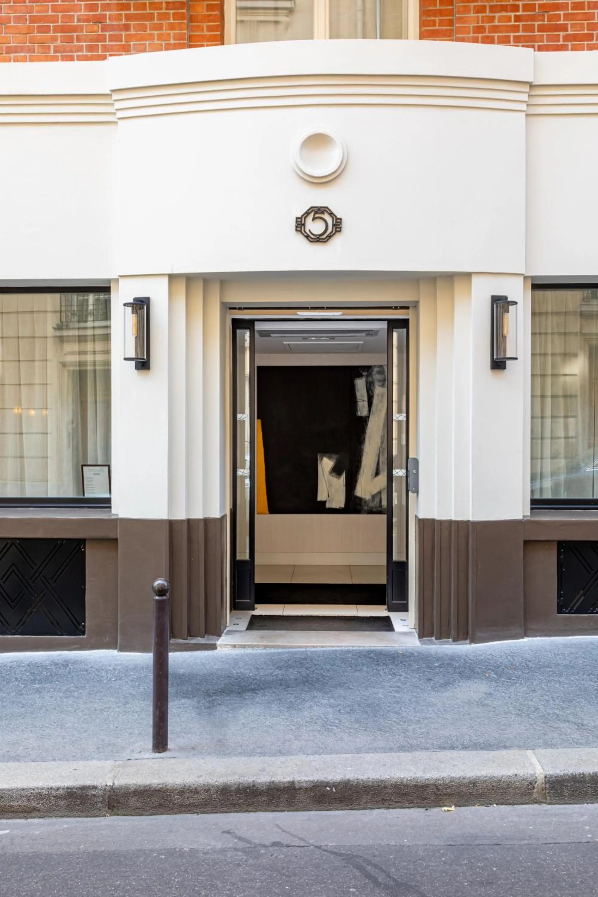 Property building in Hôtel Moderniste