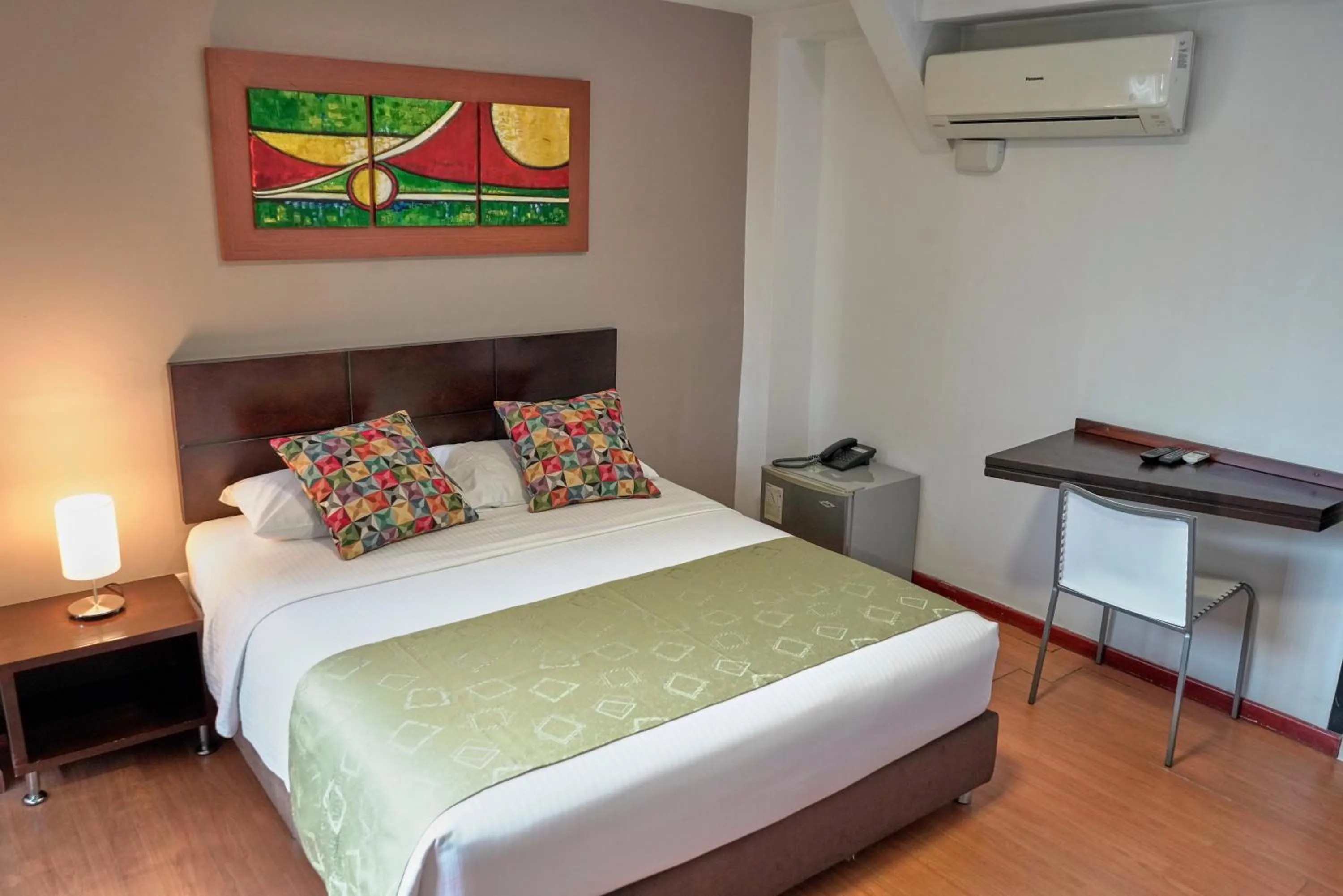 Bathroom, Bed in Hotel Volare