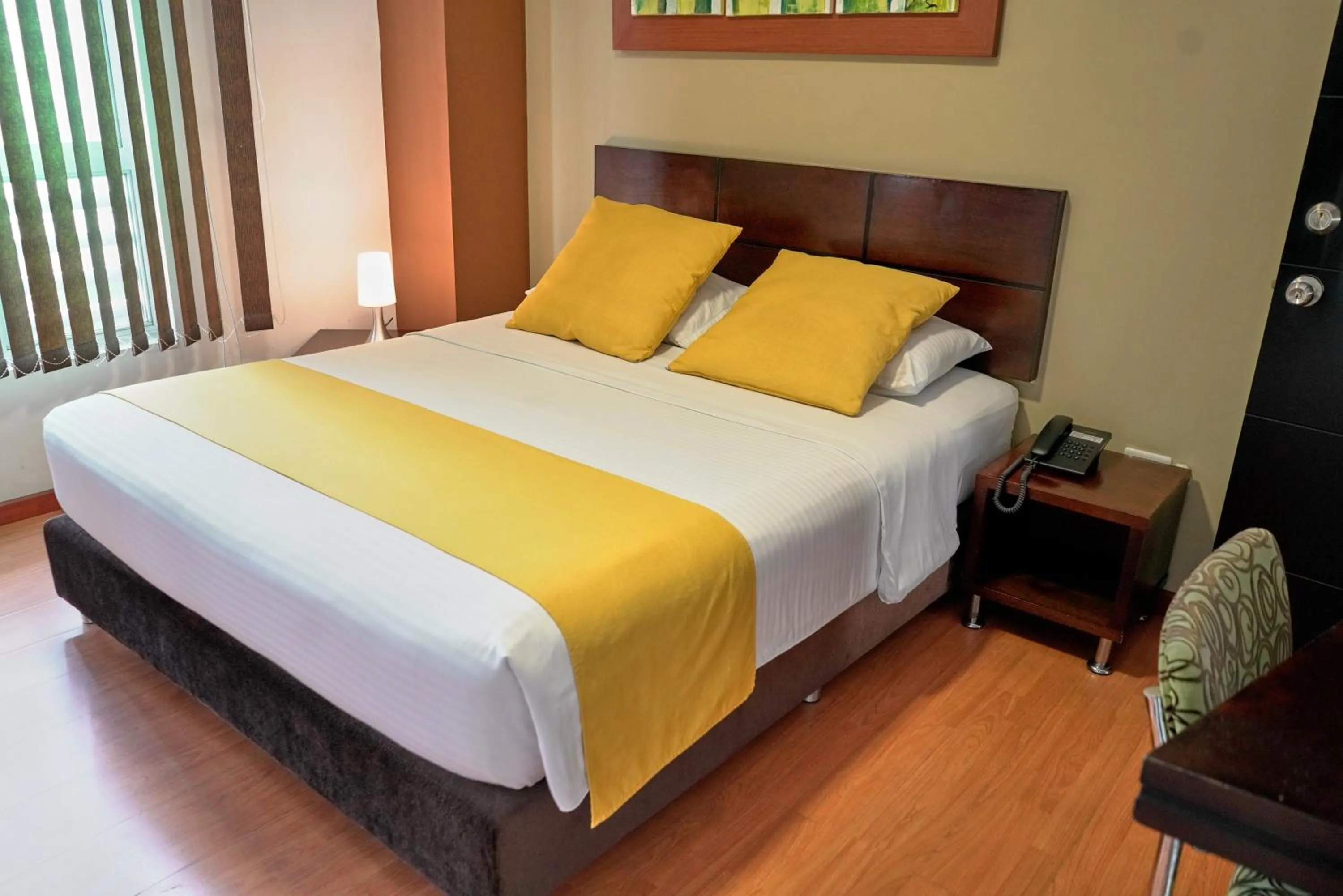 Bathroom, Bed in Hotel Volare