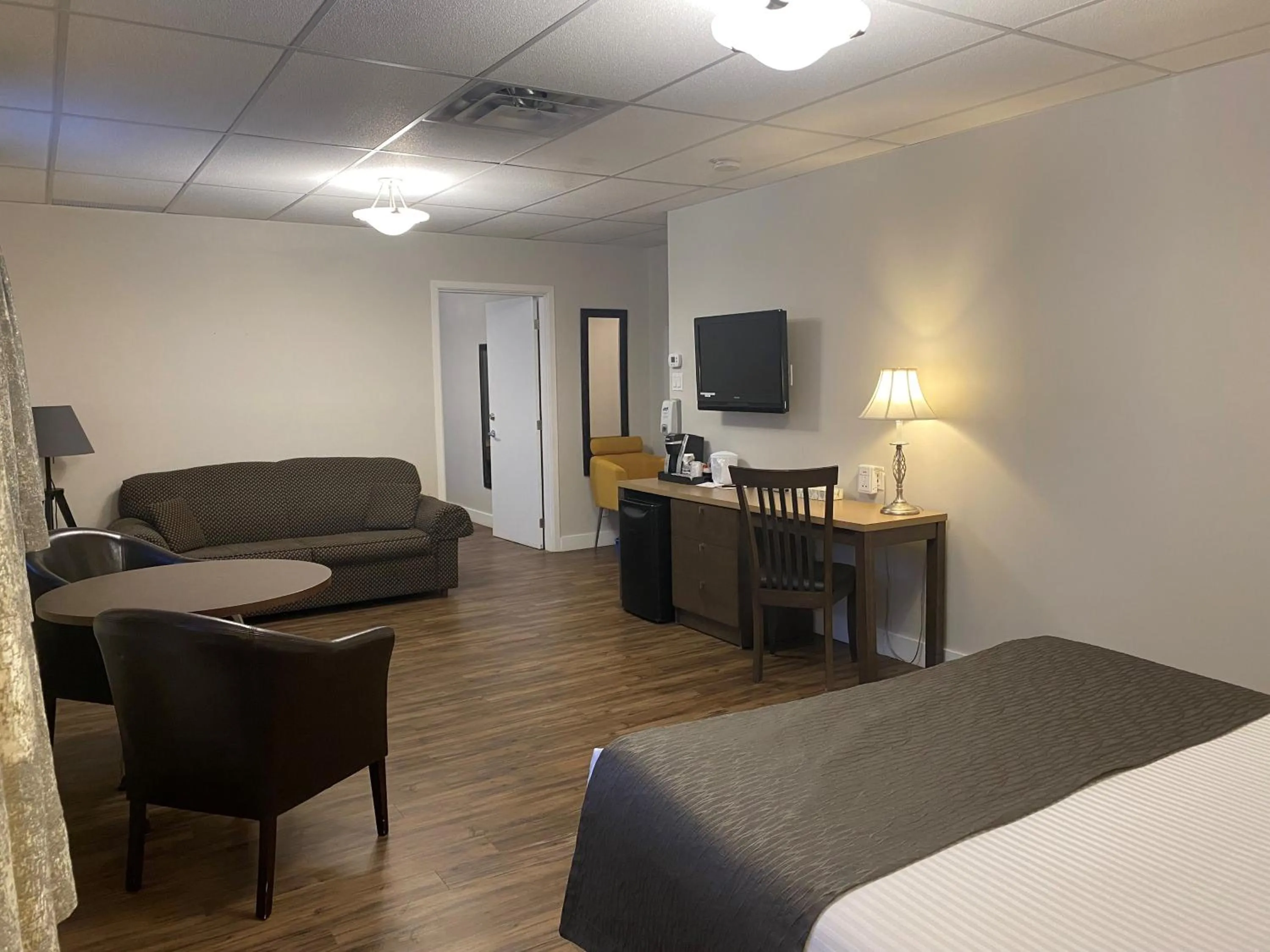 Photo of the whole room, Bed in Hôtel Centre-Ville