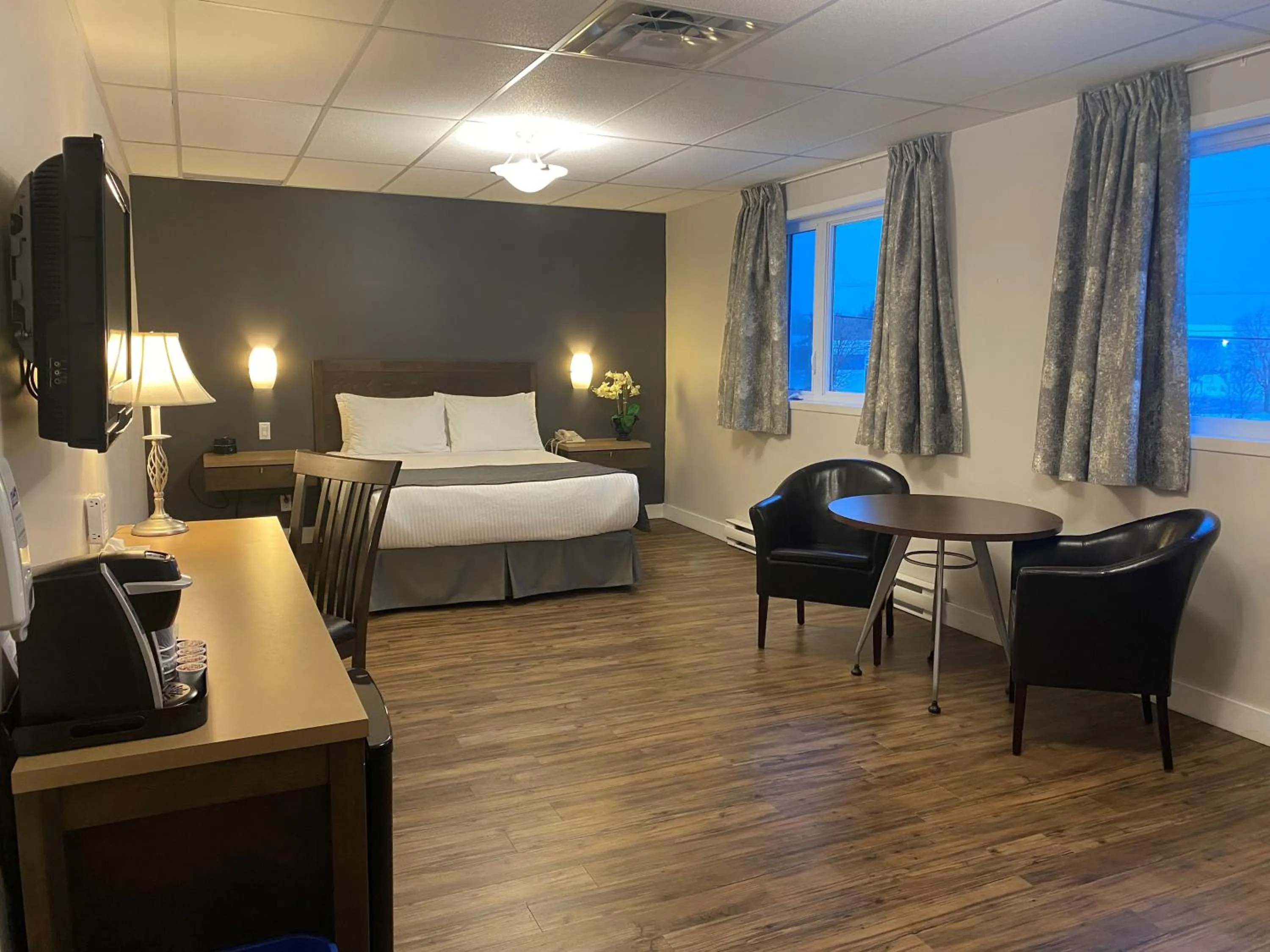 Photo of the whole room, Bed in Hôtel Centre-Ville