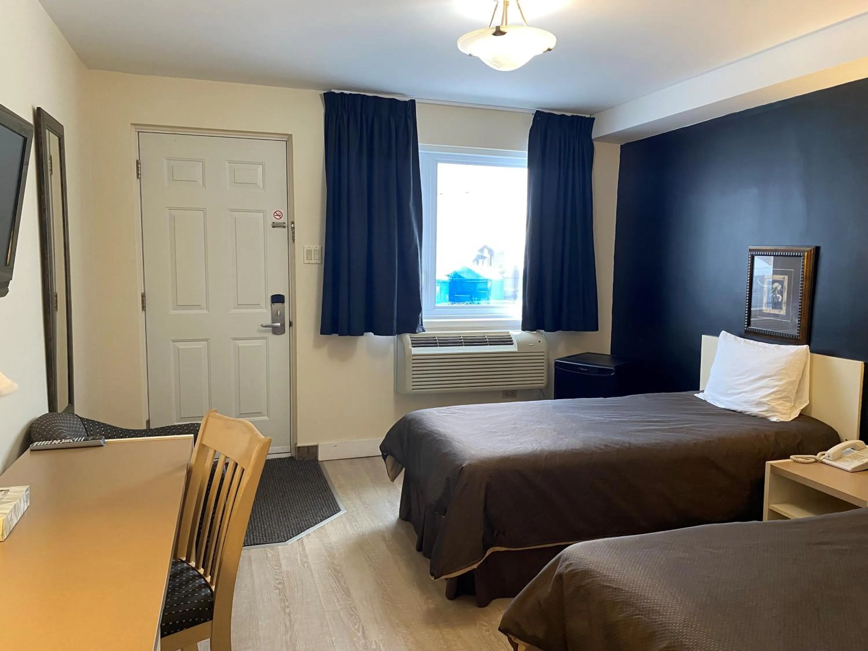 Photo of the whole room, Bed in Hôtel Centre-Ville