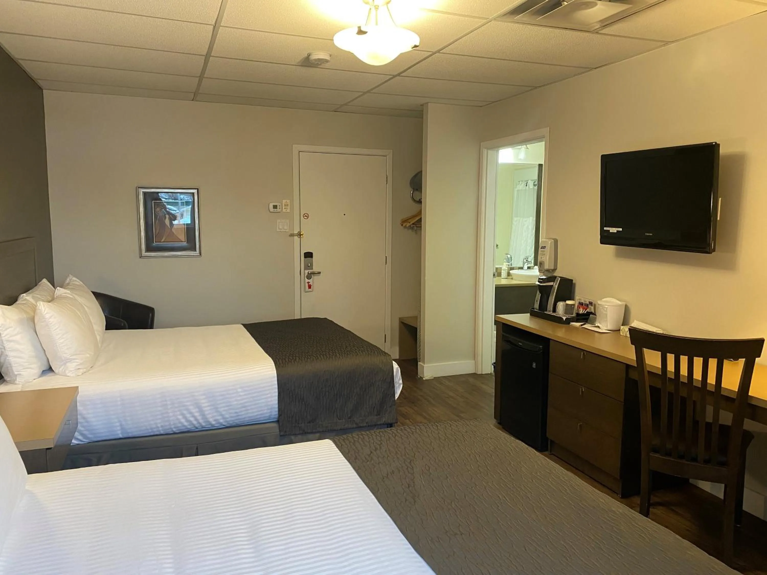 Photo of the whole room, Bed in Hôtel Centre-Ville