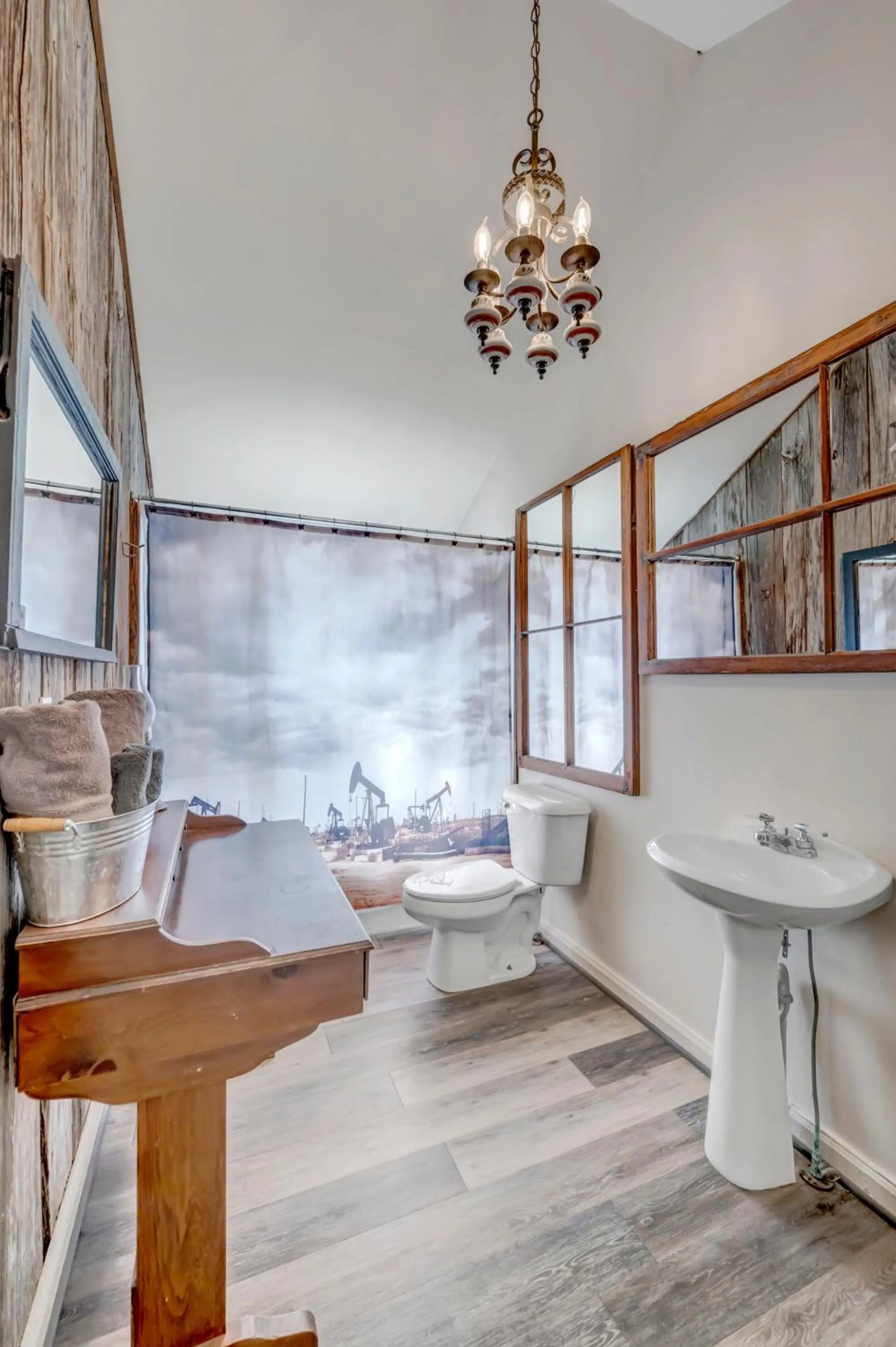 Toilet in Full Moon Inn