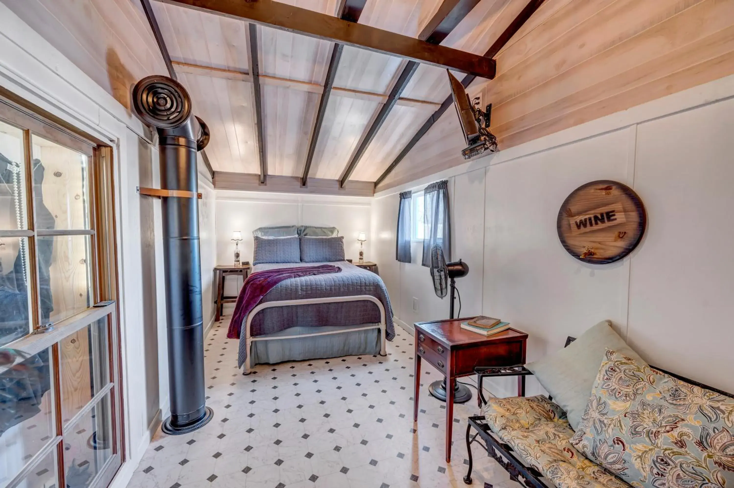 Deluxe Double Room with Bath in Full Moon Inn Deluxe Double Room with Bath in Full Moon Inn