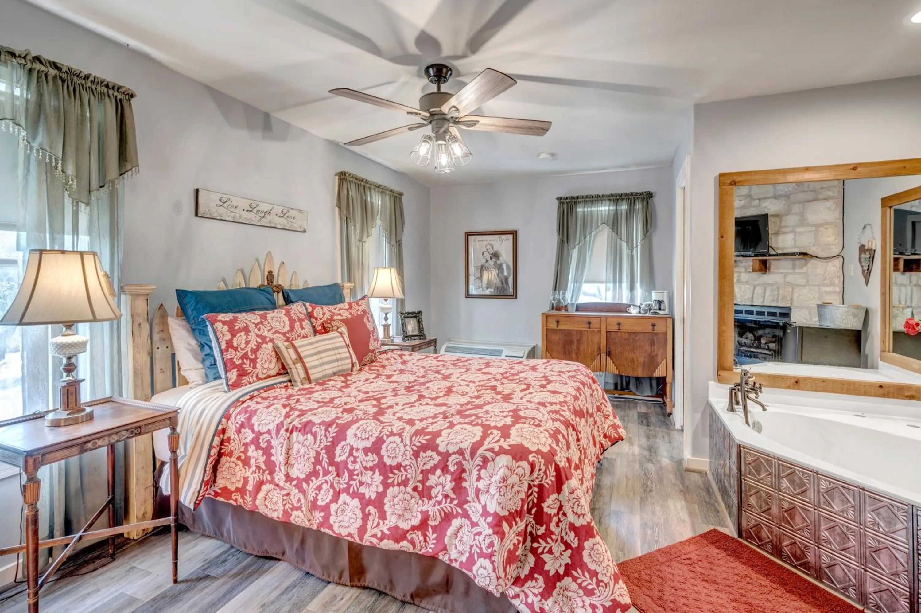 Bedroom, Bed in Full Moon Inn