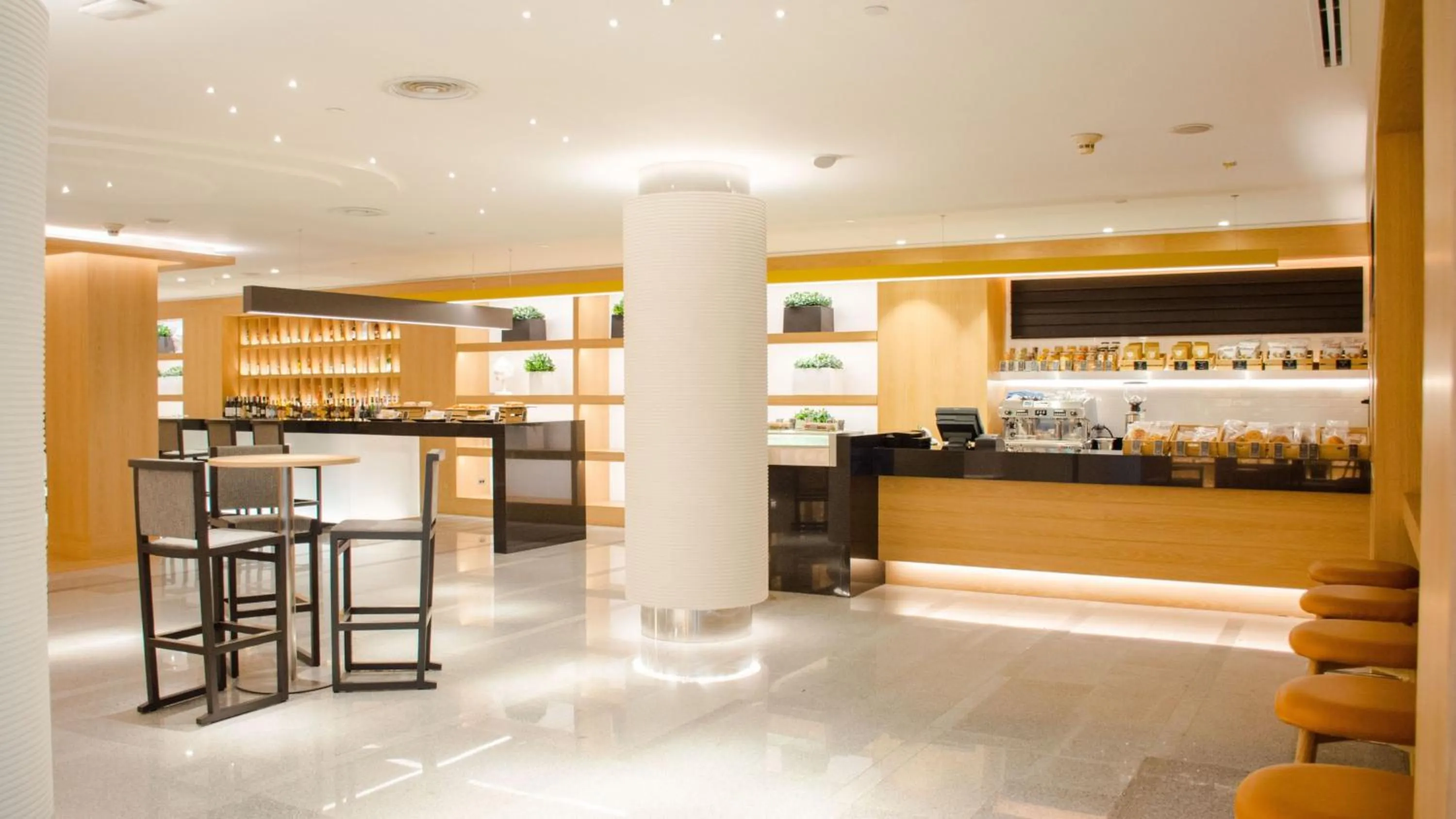 Restaurant/places to eat in Holiday Inn Bangkok by IHG