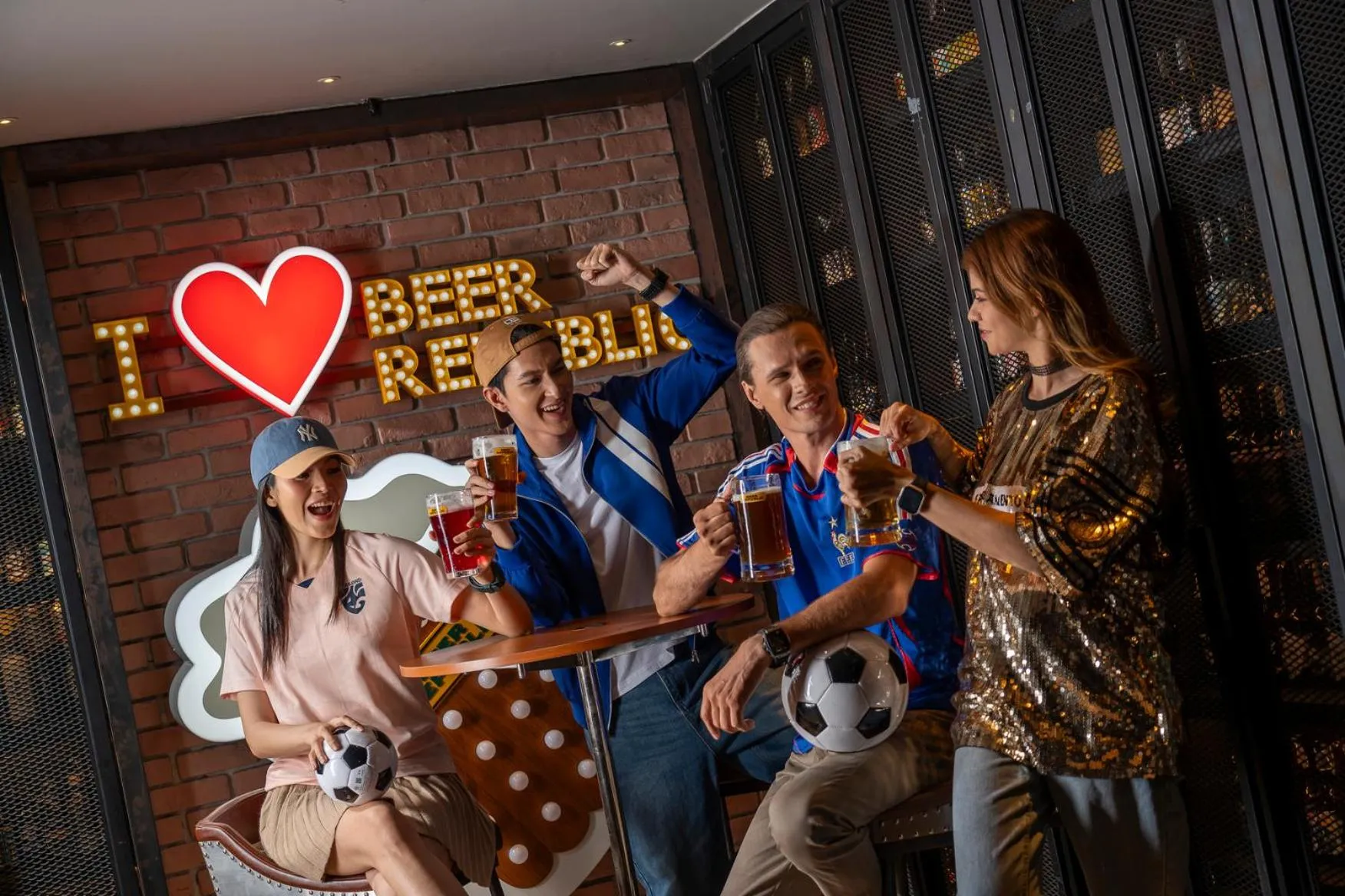 Restaurant/places to eat in Holiday Inn Bangkok by IHG