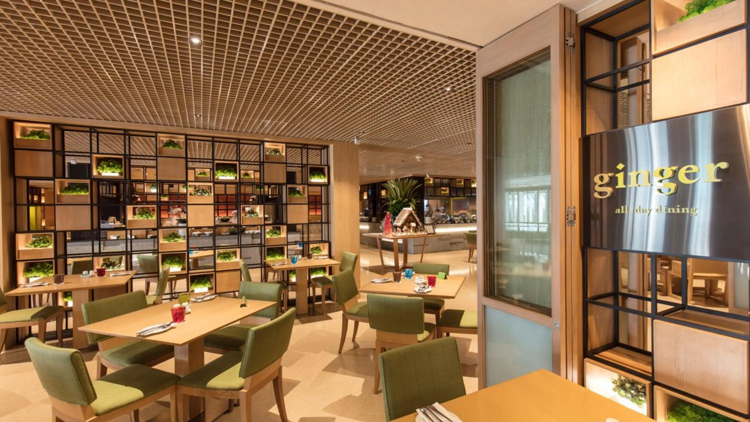 Restaurant/places to eat in Holiday Inn Bangkok by IHG