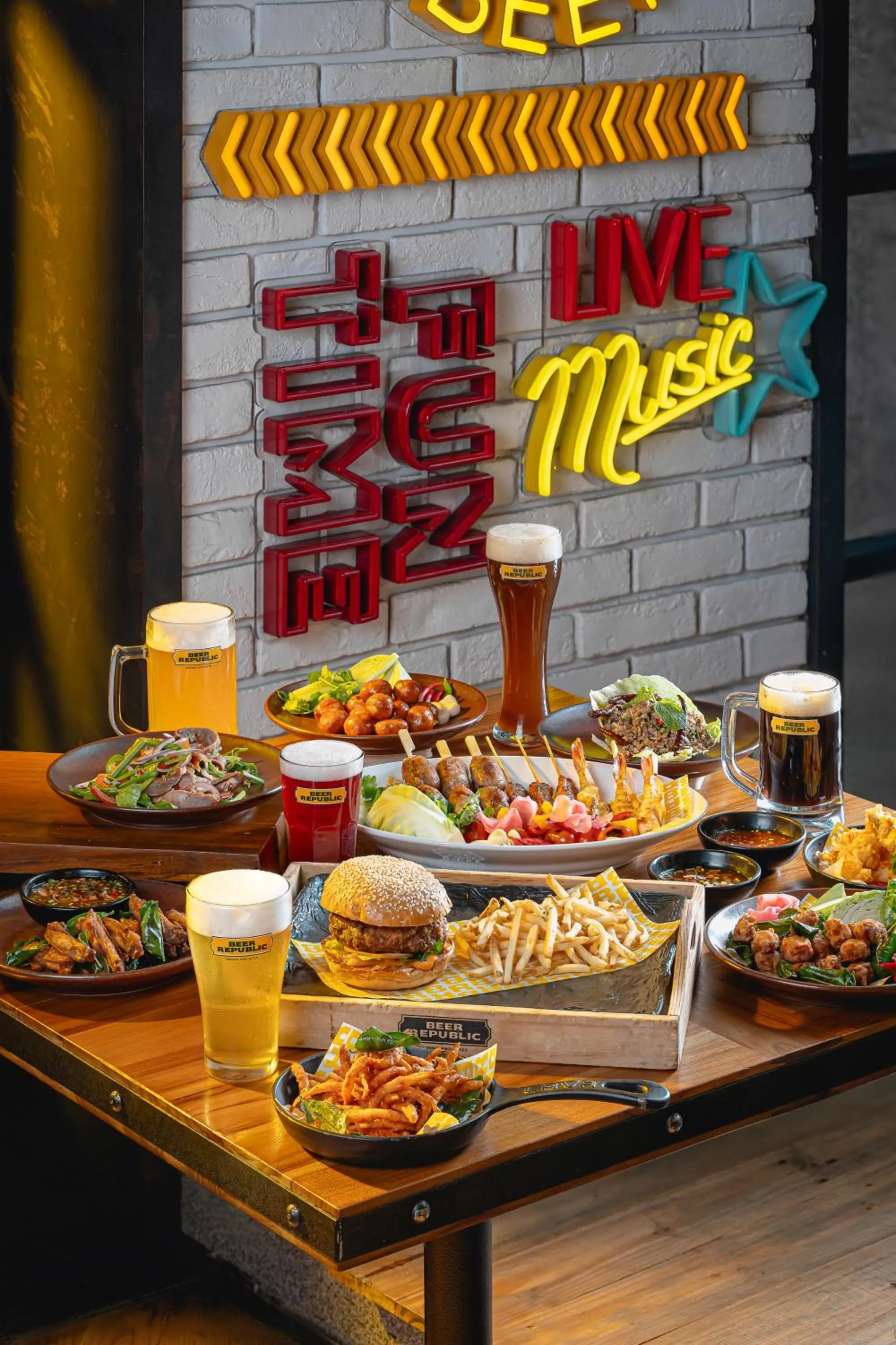 Restaurant/places to eat in Holiday Inn Bangkok by IHG