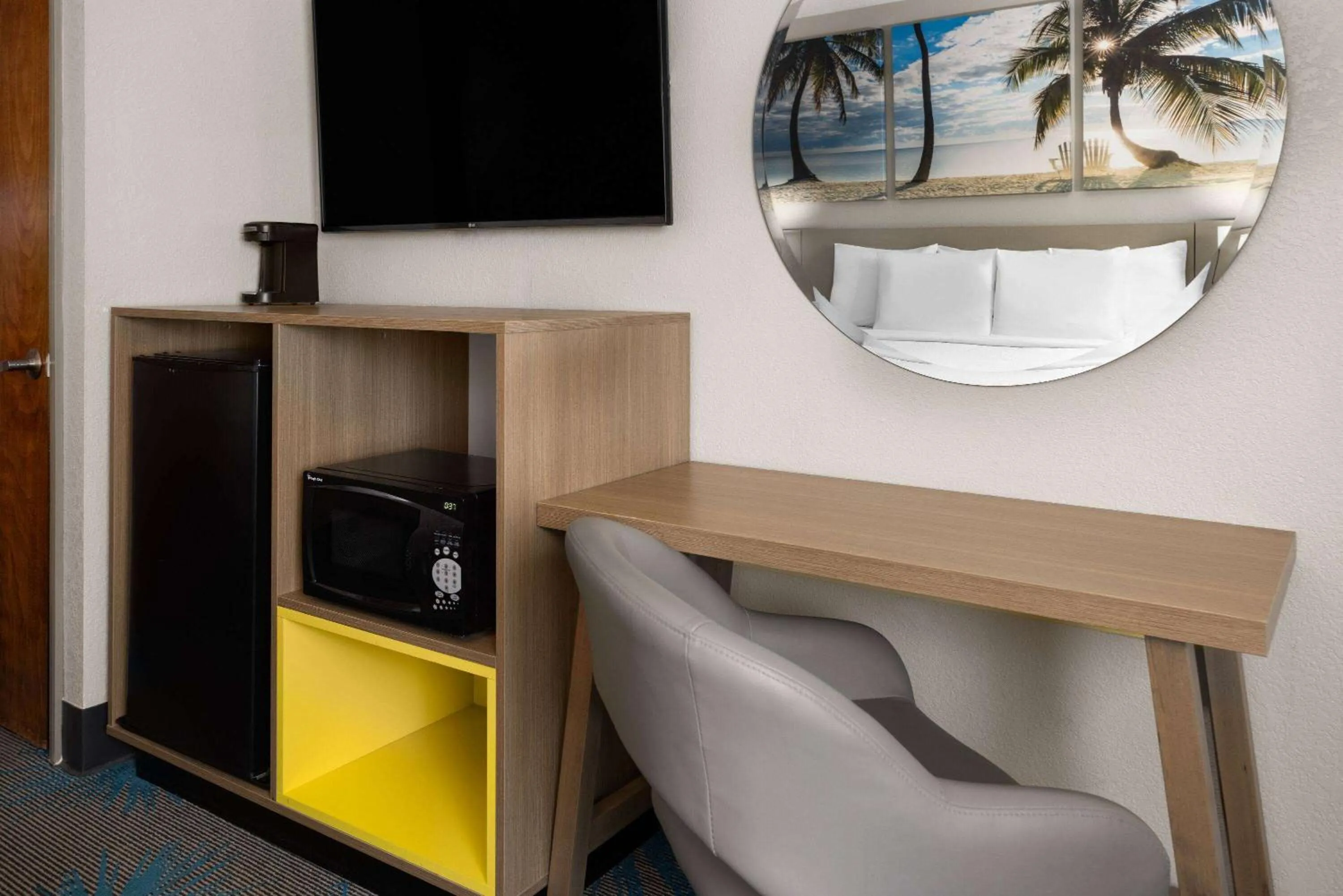 Photo of the whole room in Days Inn by Wyndham Acworth