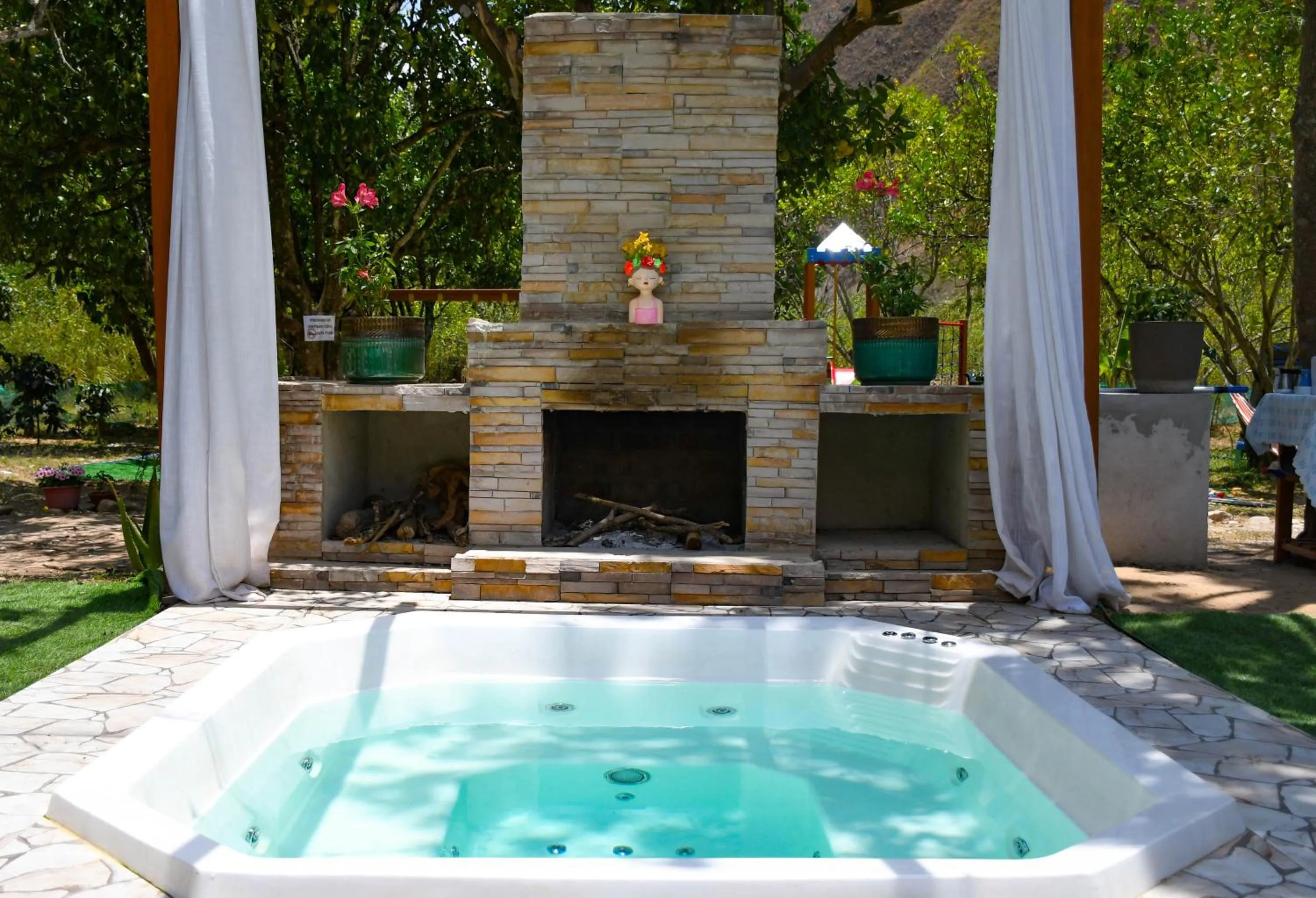 Hot Tub in Zoila's Suite Escape