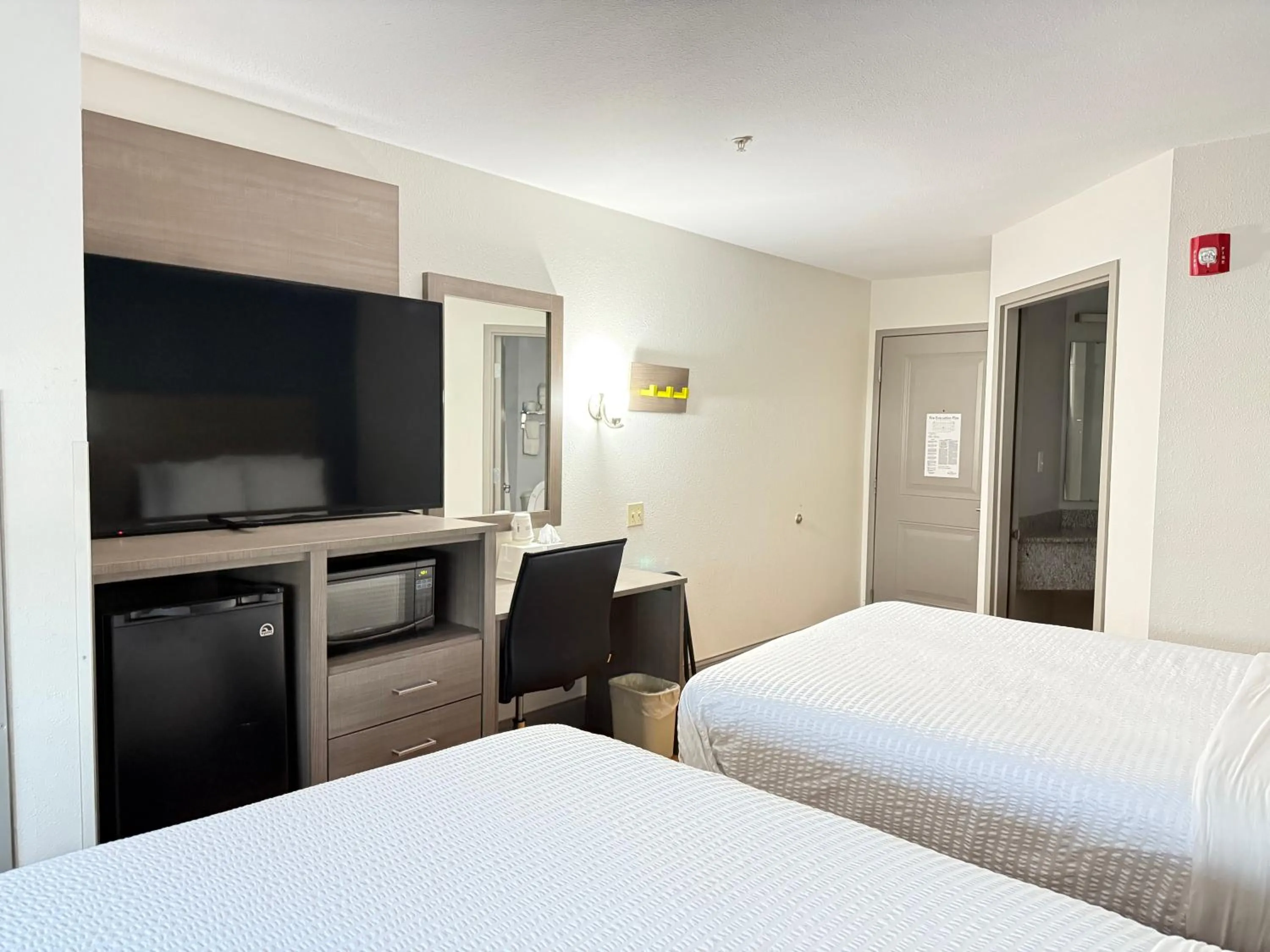 Photo of the whole room, Bed in Baymont by Wyndham Kingdom City