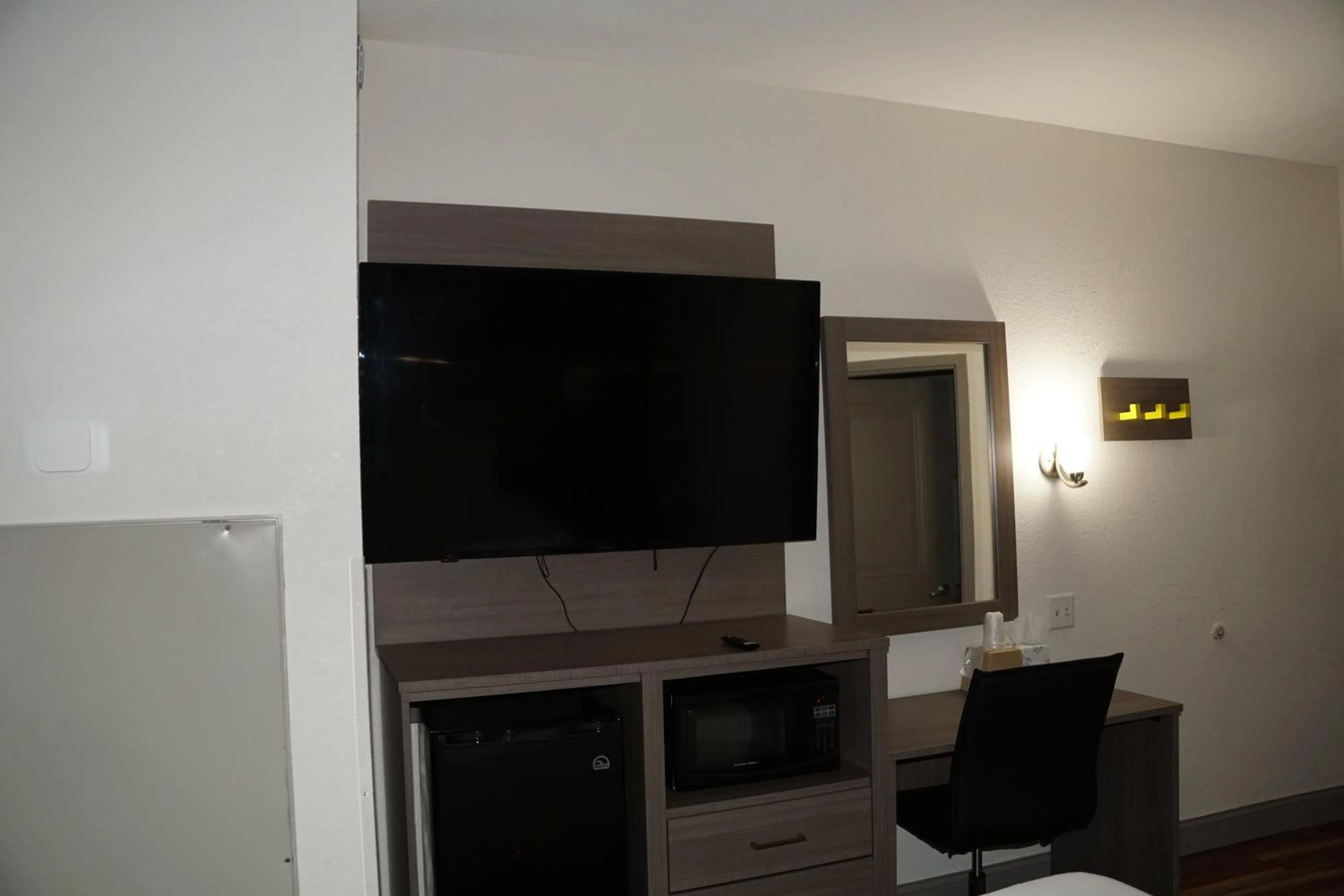 TV and multimedia in Baymont by Wyndham Kingdom City