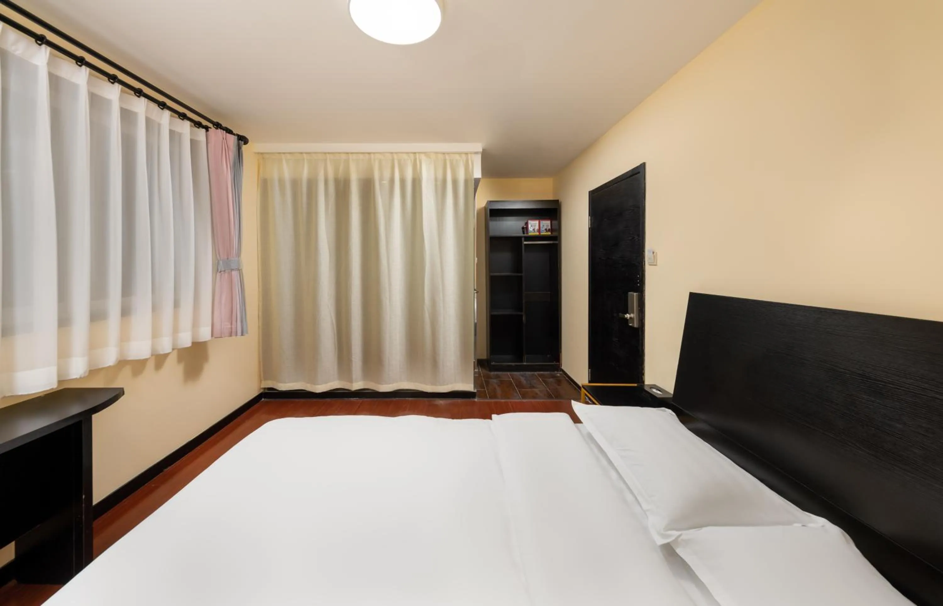 Bed in Spring Time Hostel--Nearby Tiananmen square & Forbidden City & Wangfujing Street & Line 5,6 Subway Nearby,Free WiFi