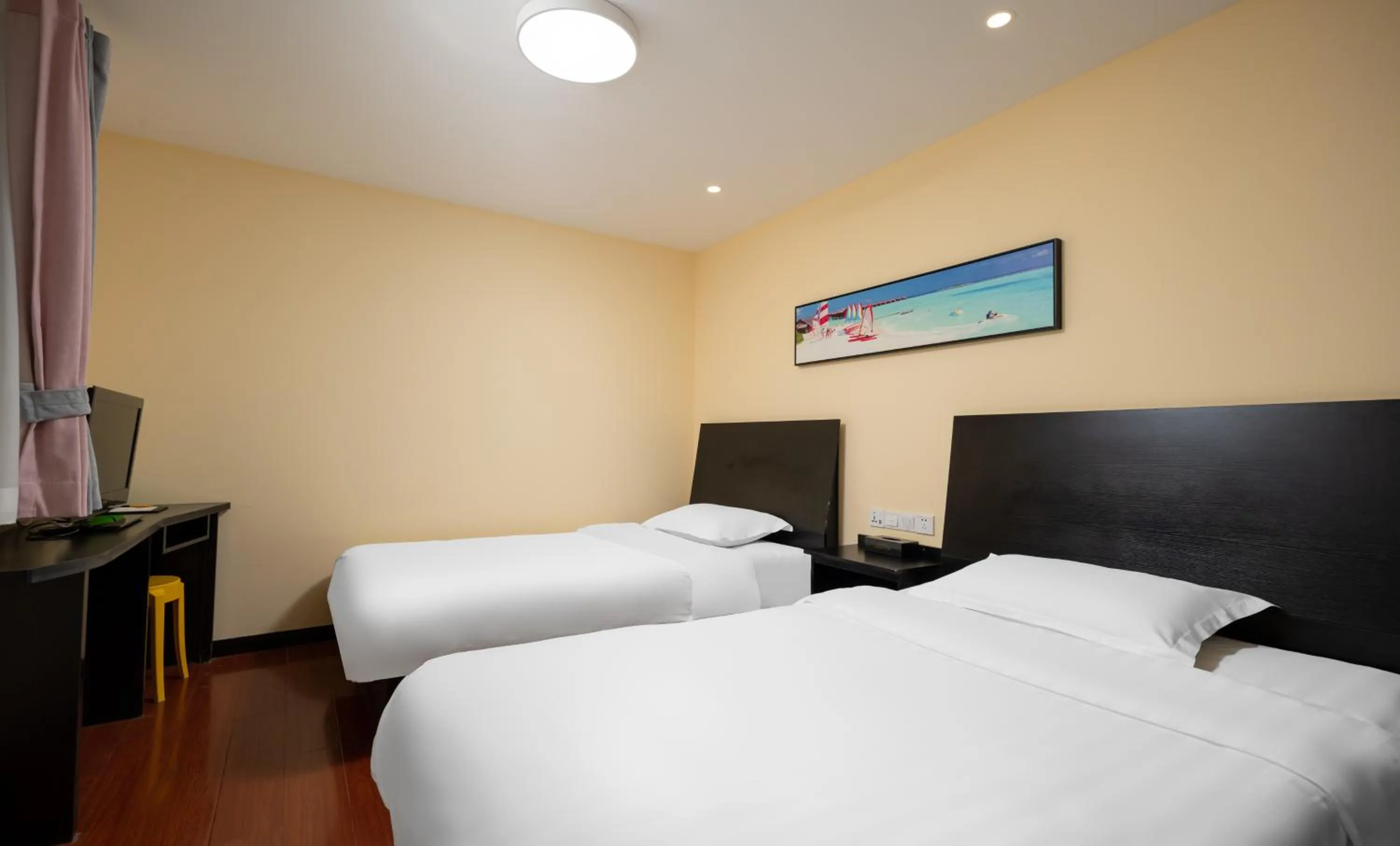 Bed in Spring Time Hostel--Nearby Tiananmen square & Forbidden City & Wangfujing Street & Line 5,6 Subway Nearby,Free WiFi