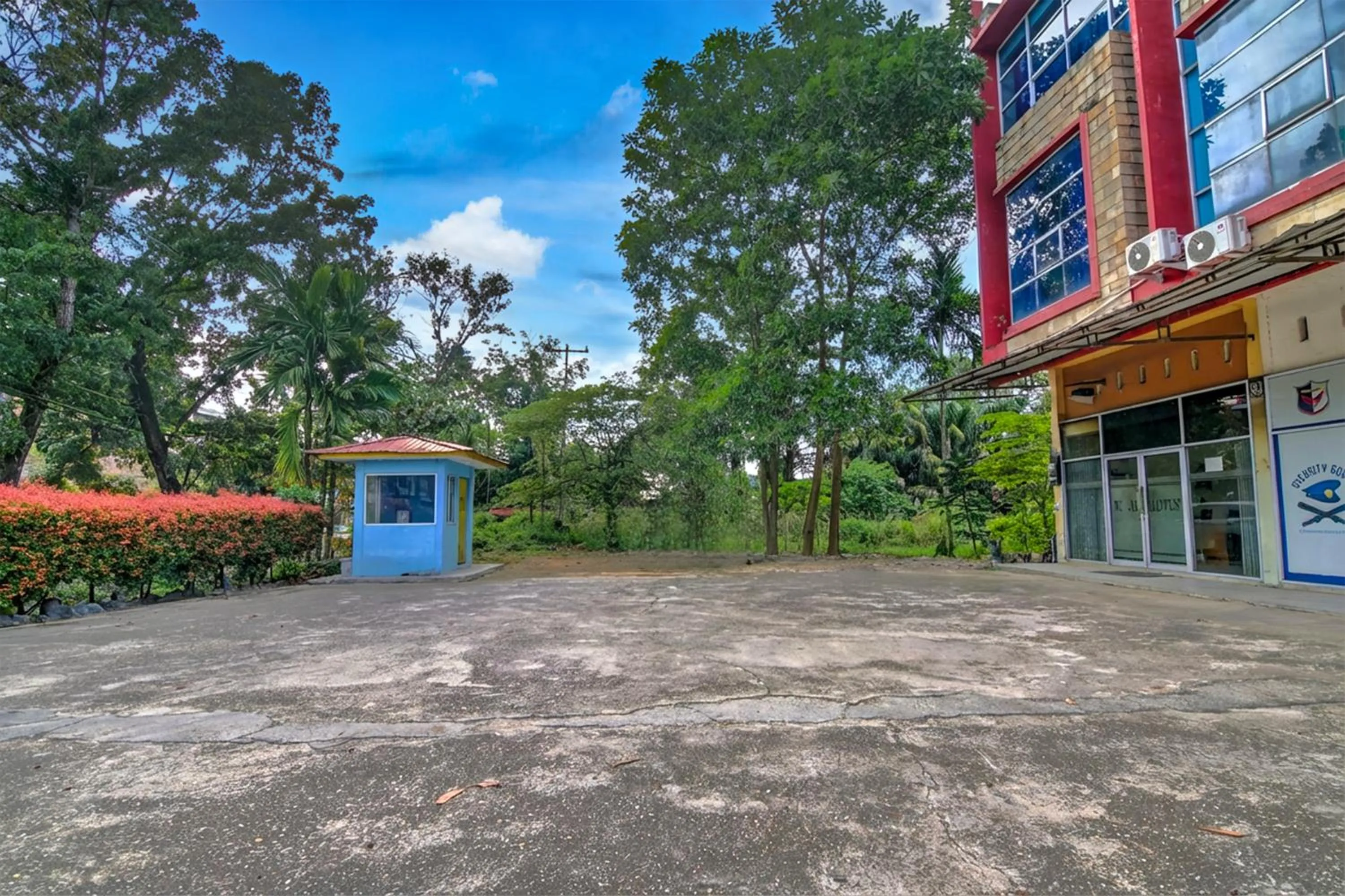 Facade/entrance in Hotel O Pekanbaru near Mall Ciputra Seraya formerly Lotus Inn