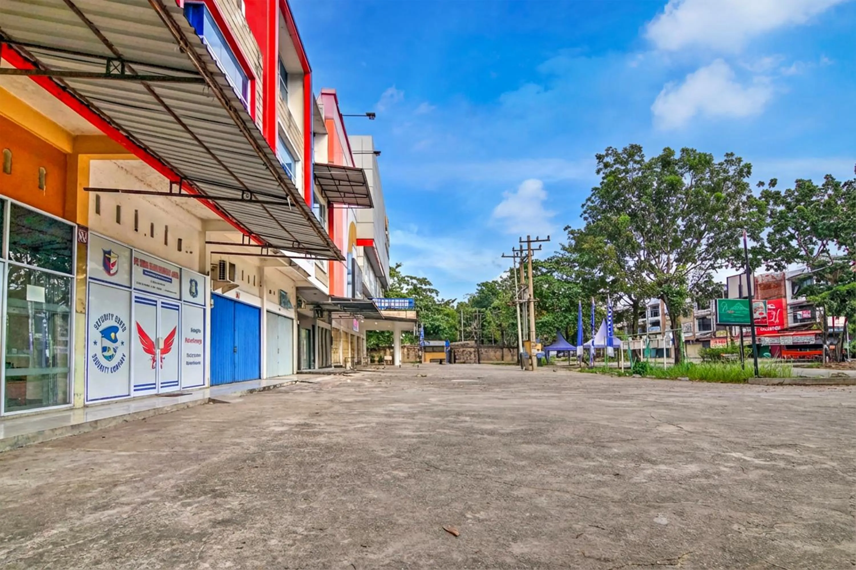 Facade/entrance in Hotel O Pekanbaru near Mall Ciputra Seraya formerly Lotus Inn