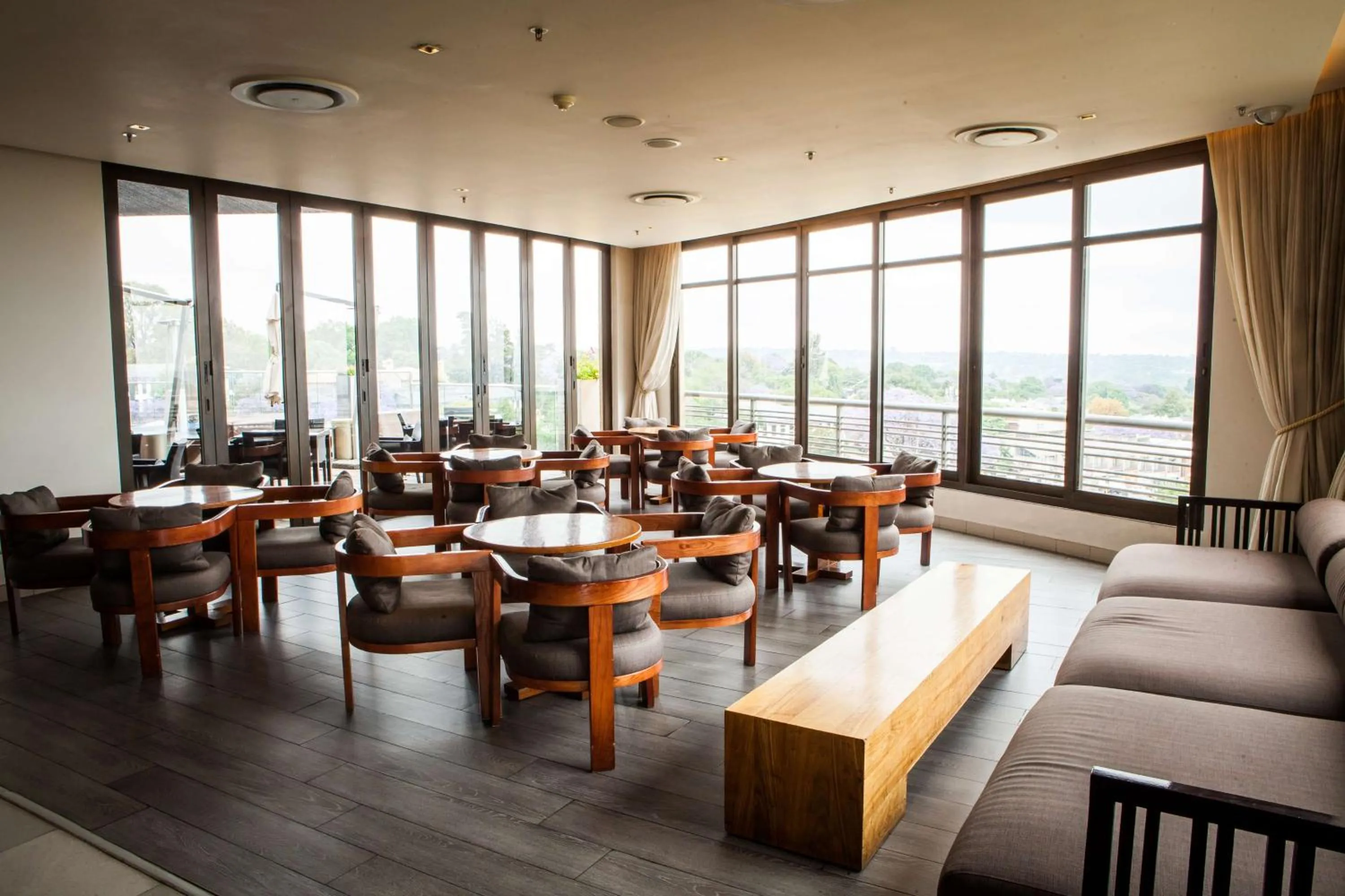 Lounge or bar in Southern Sun Hyde Park Sandton