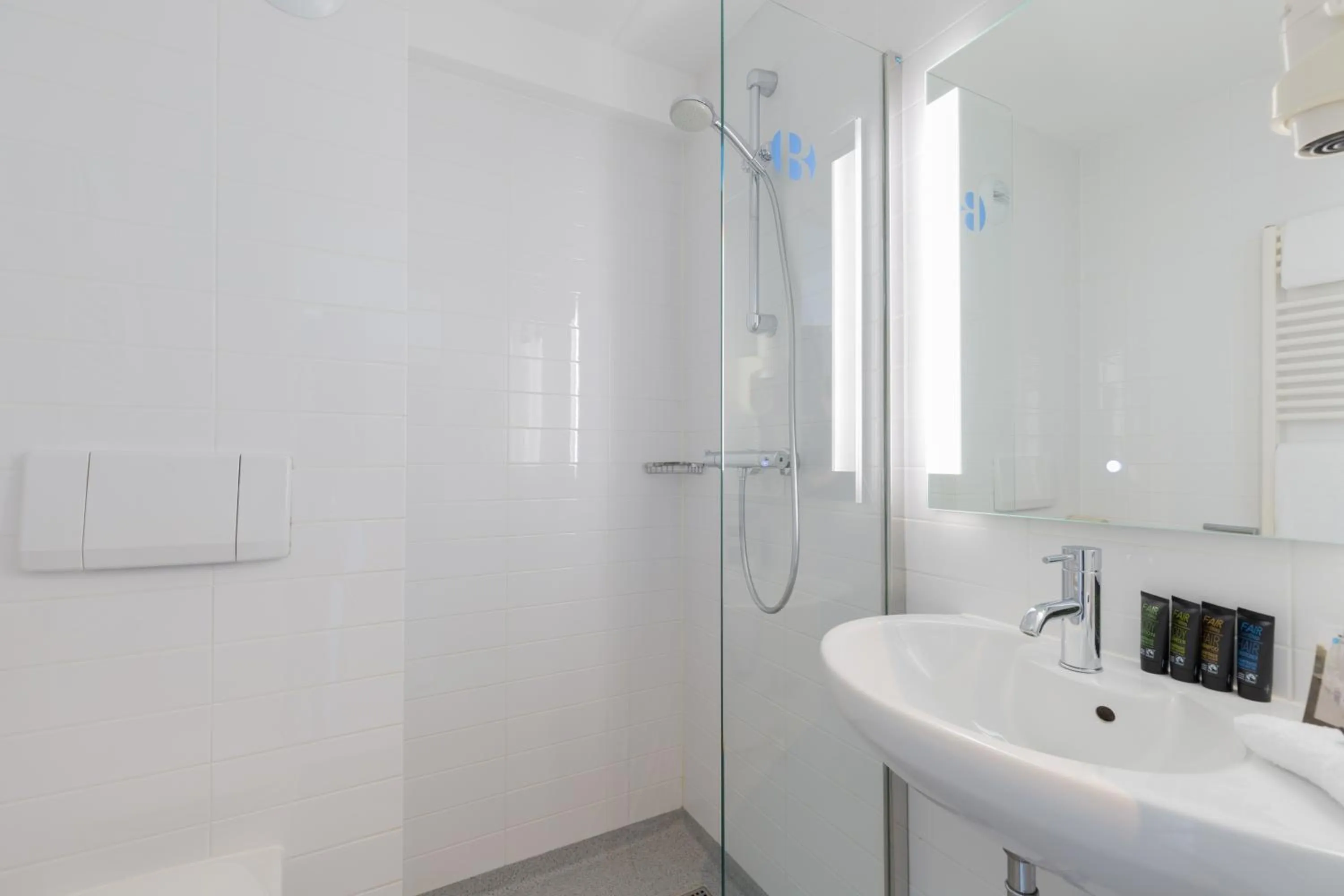 Bathroom in Hotel de Baak Seaside