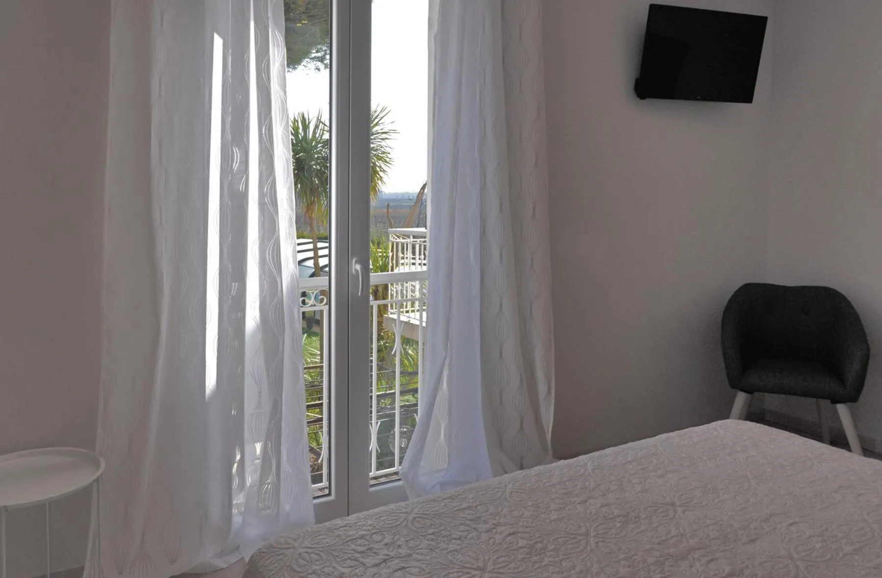 Garden view, Bed in A l'Orée Des Vignes