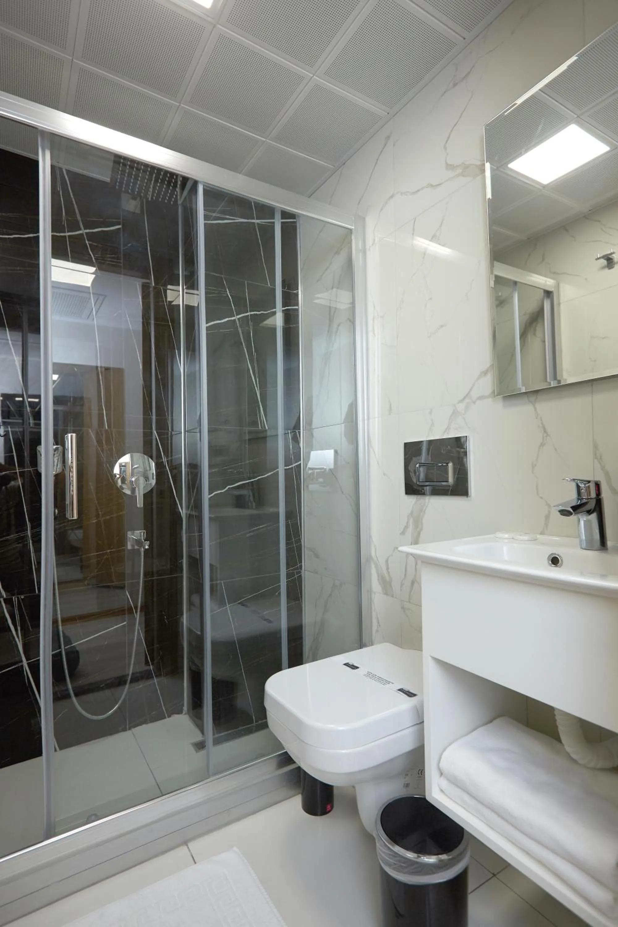 Shower in Kartal Palace Taksim Square FAMILY HOTEL