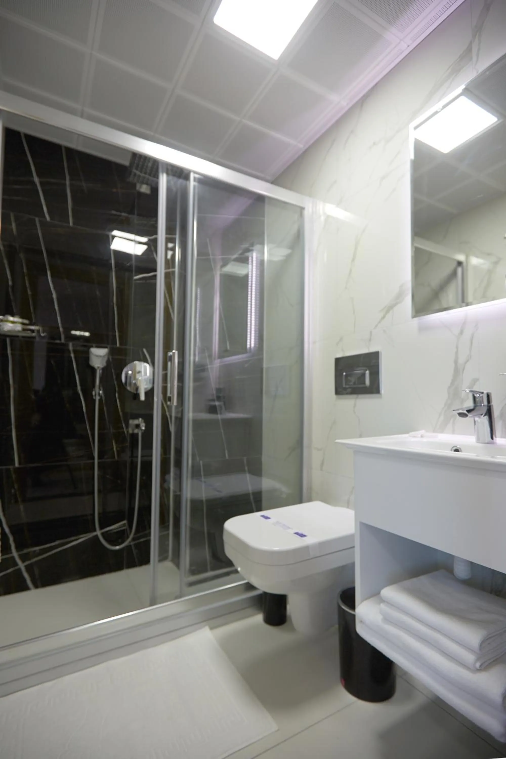 Shower in Kartal Palace Taksim Square FAMILY HOTEL