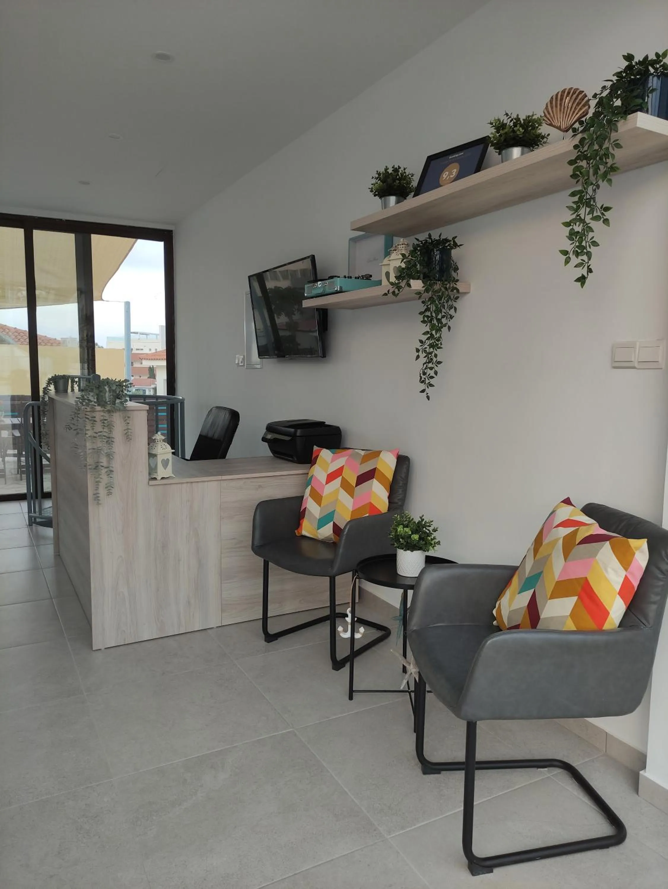 Communal lounge/ TV room in Proteas Mare Suites