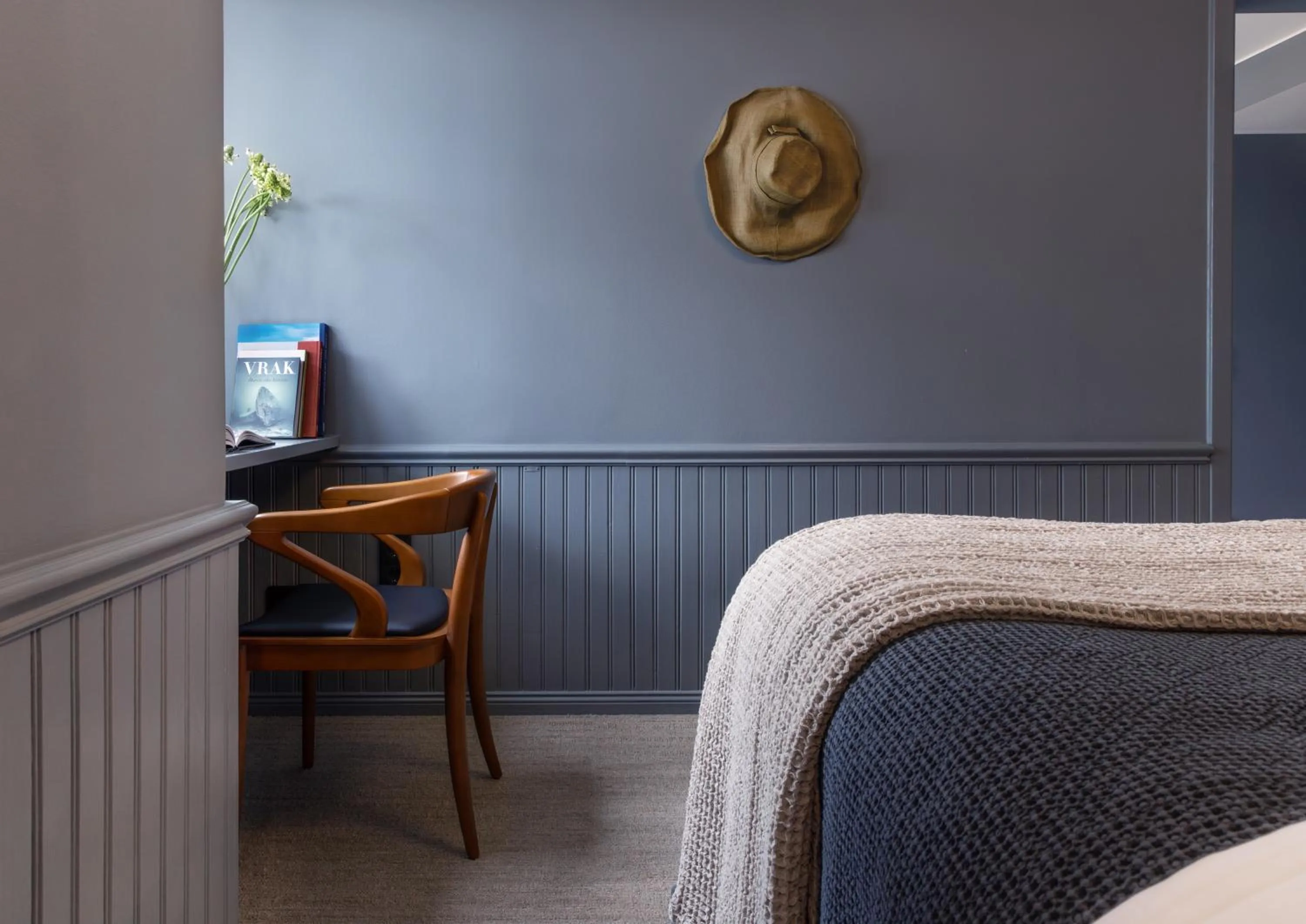 Seating area, Bed in Sandhamn Seglarhotell