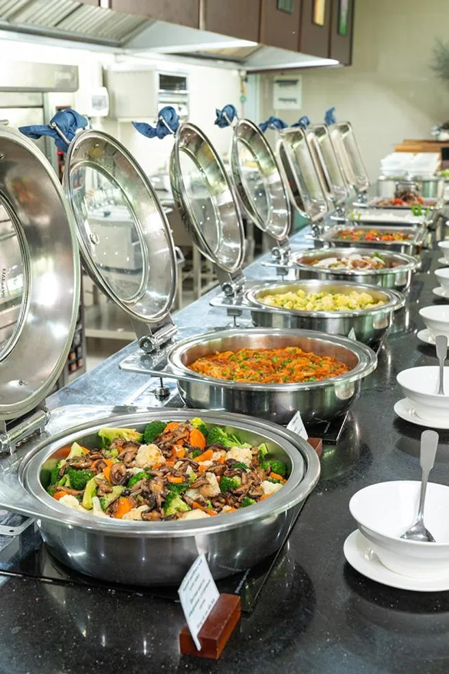 Restaurant/places to eat in The Sailing Bay Beach Resort