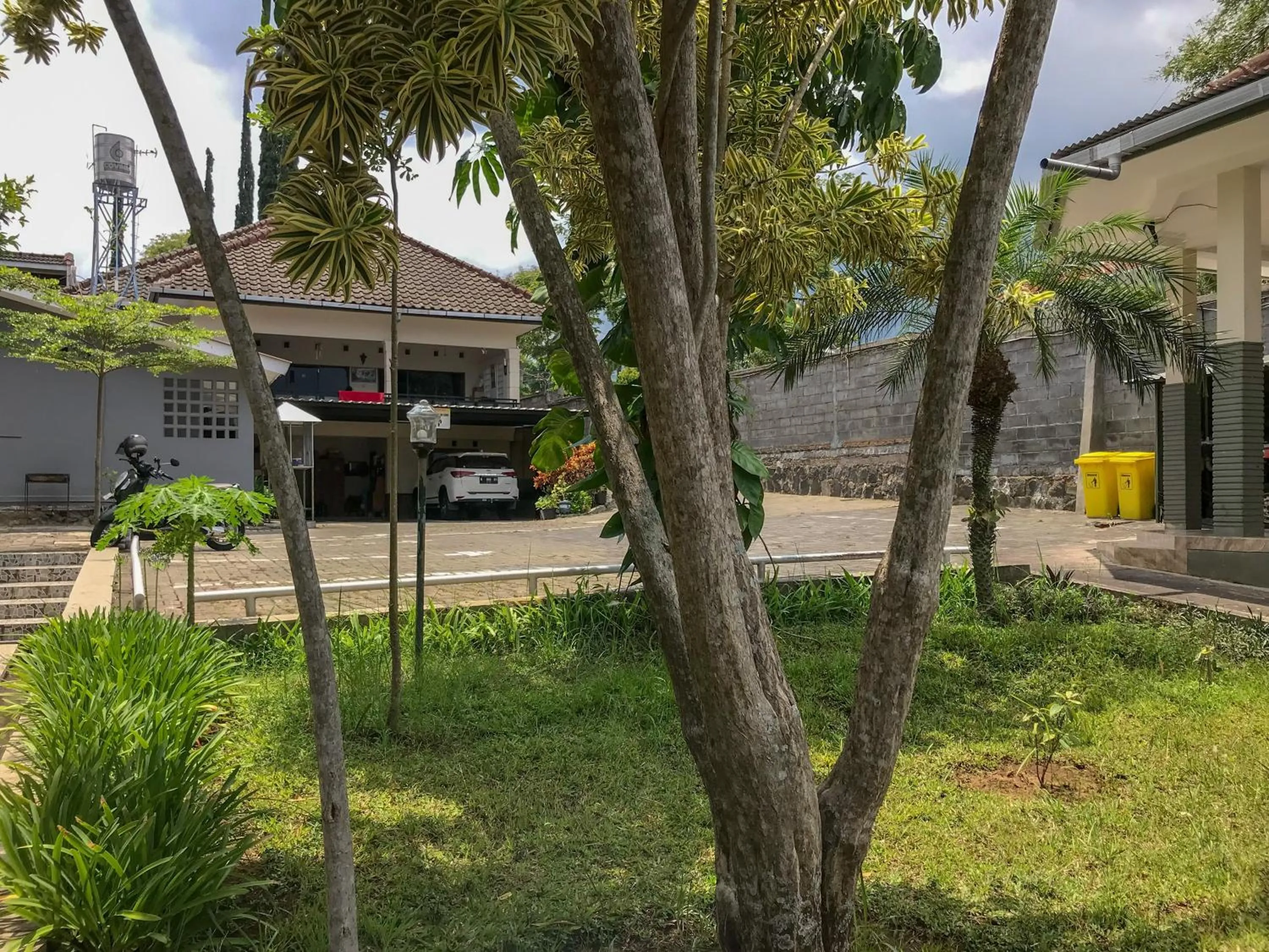 Parking in Villa Bunga Guest House RedPartner