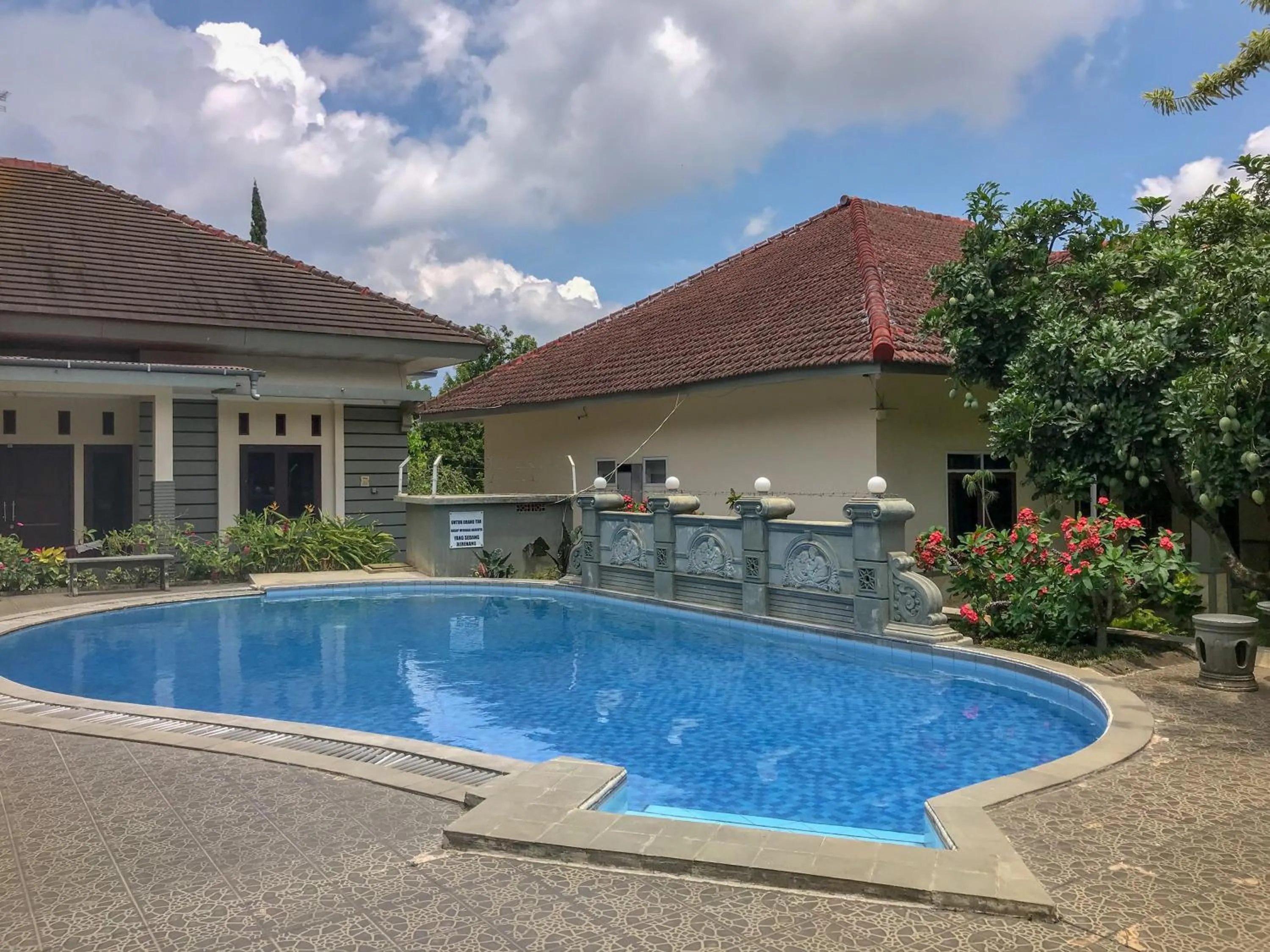 Swimming pool in Villa Bunga Guest House RedPartner