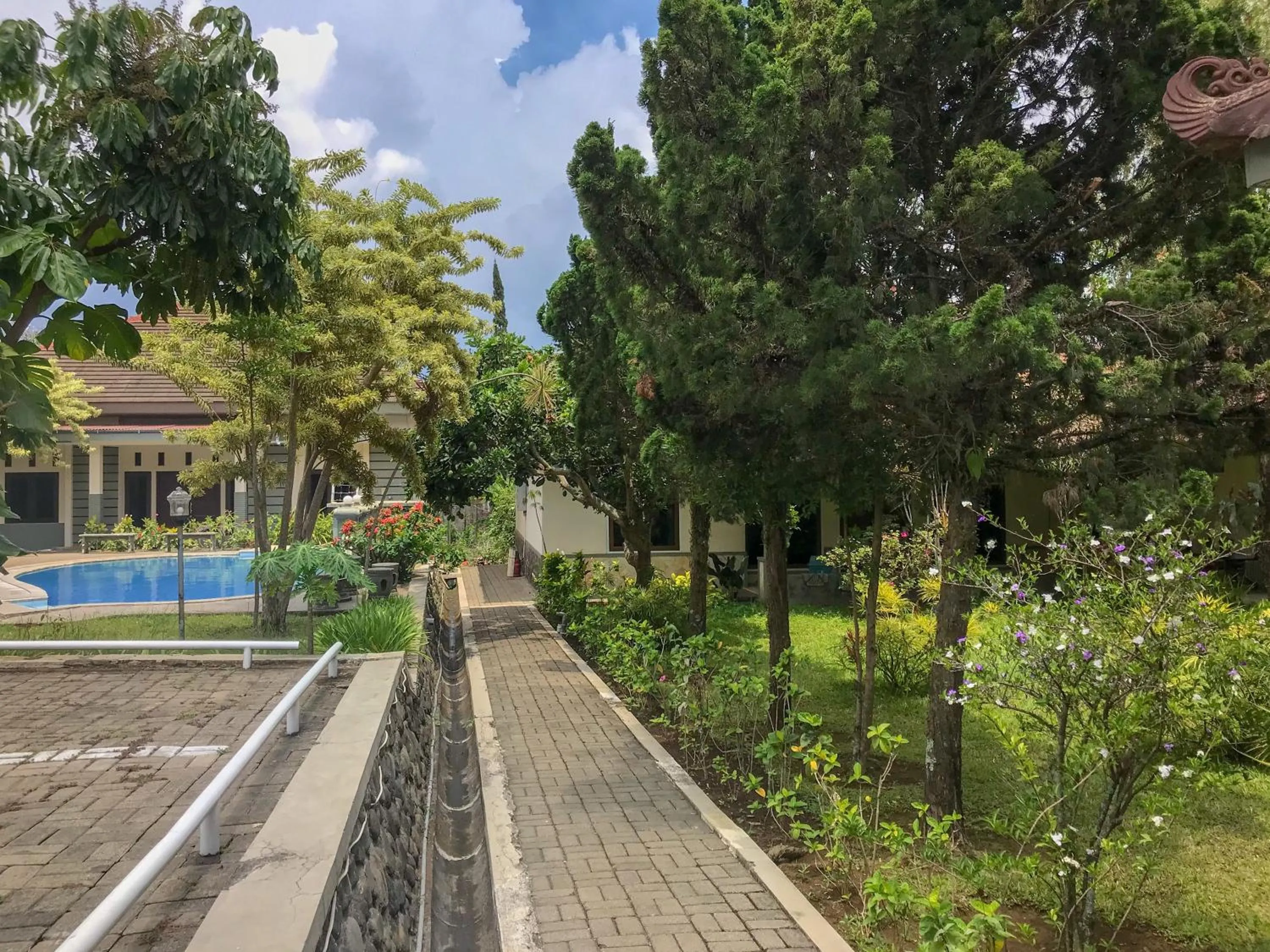 Swimming pool in Villa Bunga Guest House RedPartner