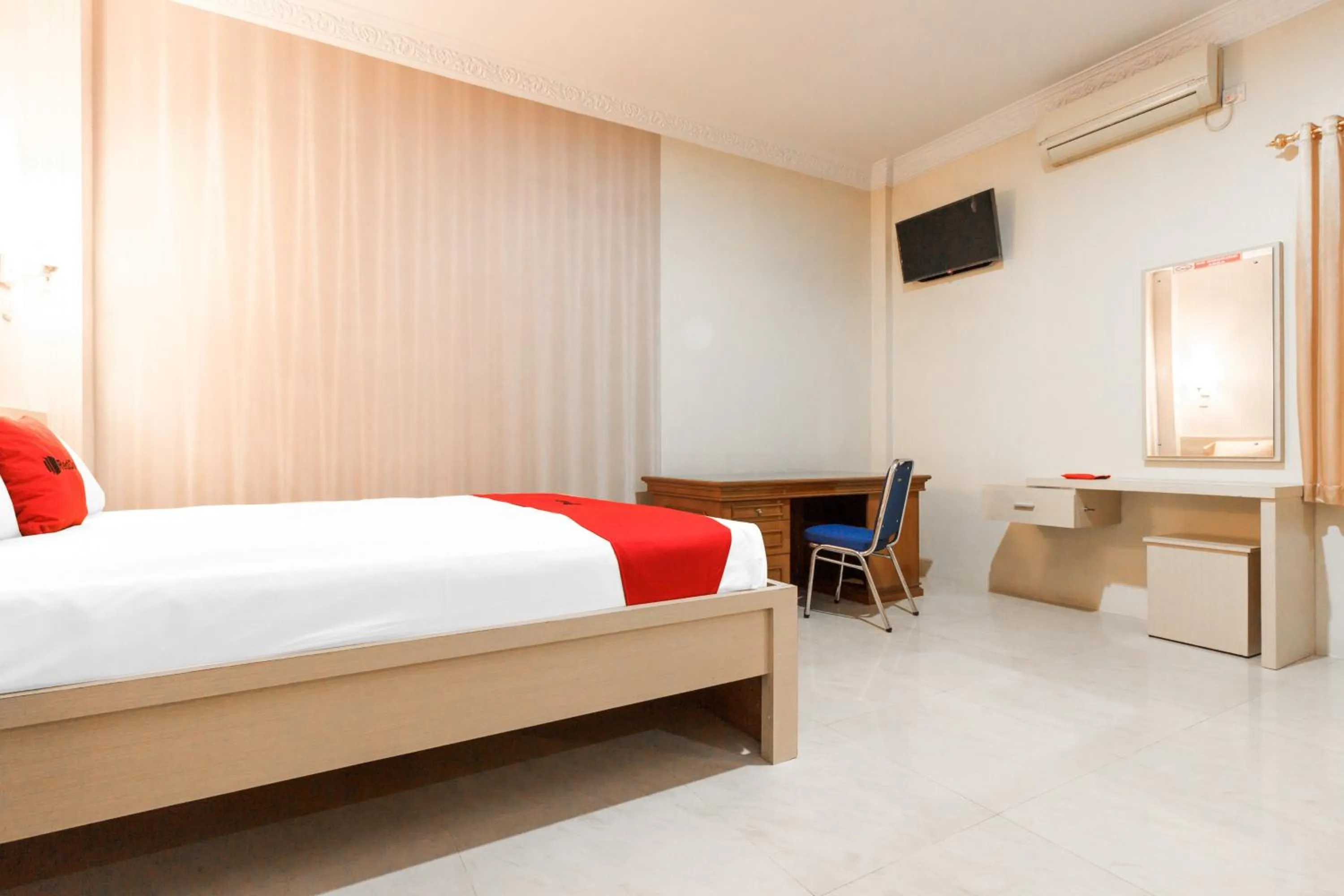 Bedroom, Bed in RedDoorz Plus near Pantai Malalayang Manado