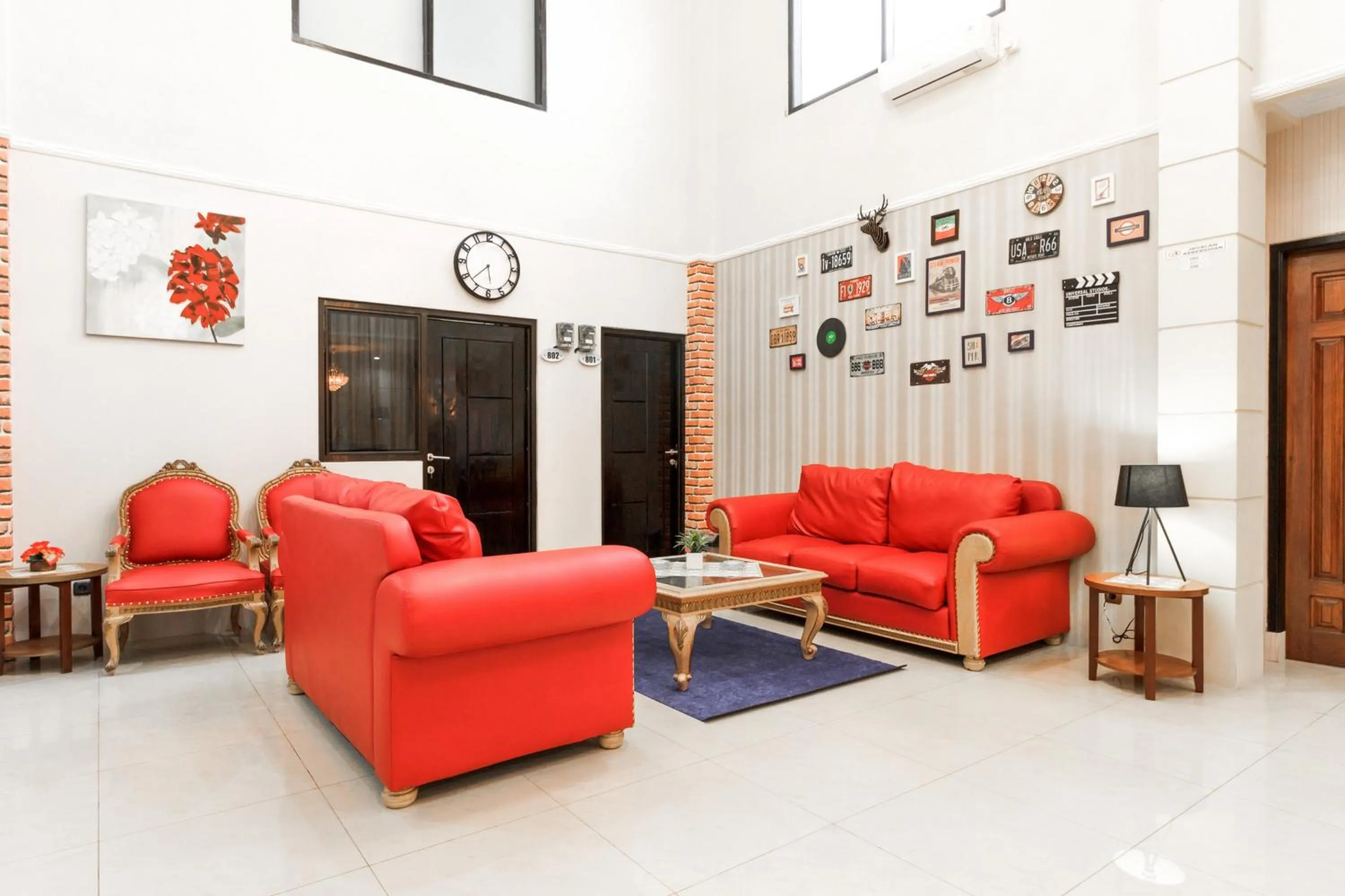 Seating area in RedDoorz Plus near Pantai Malalayang Manado