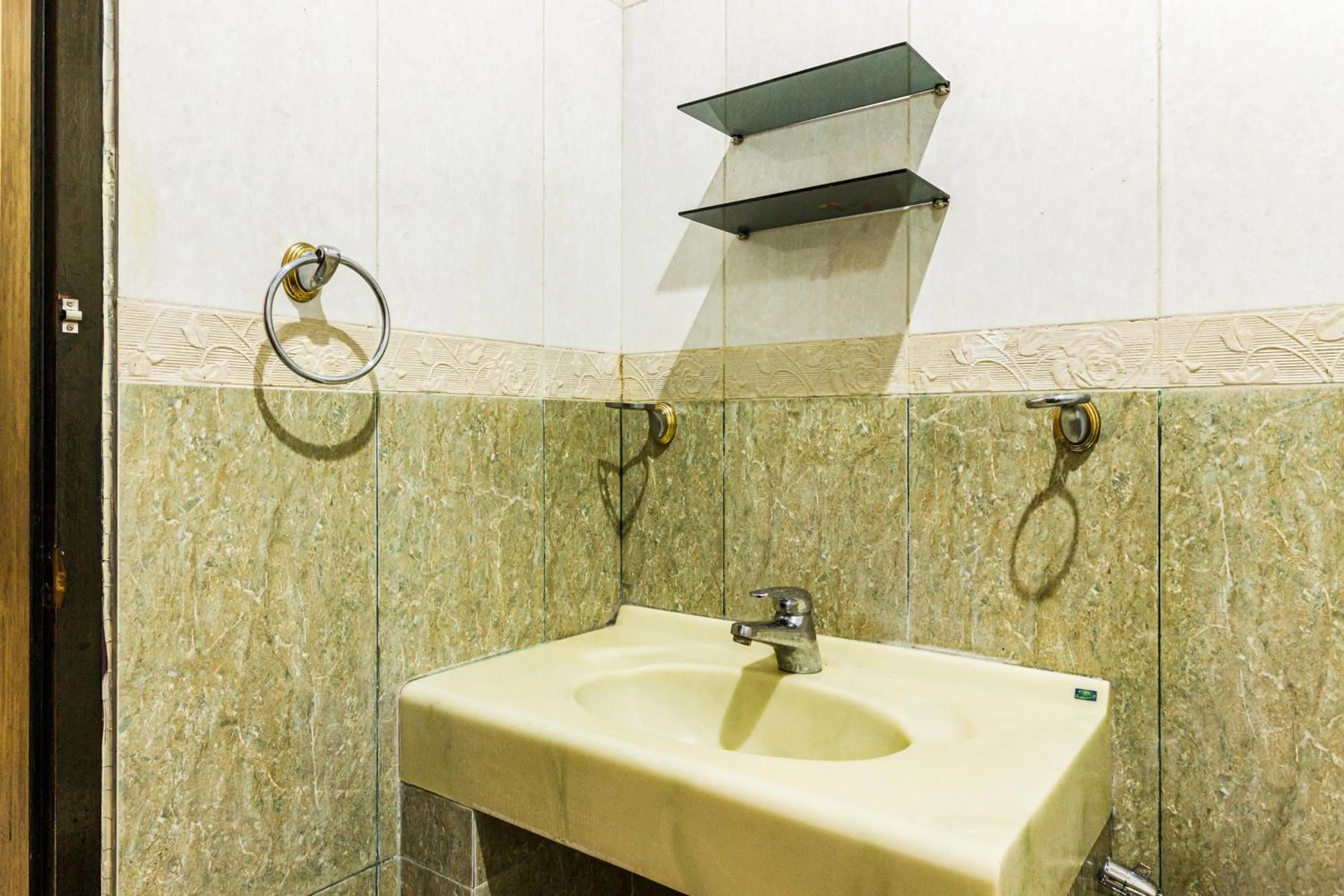 Bathroom in RedDoorz Plus near Pantai Malalayang Manado