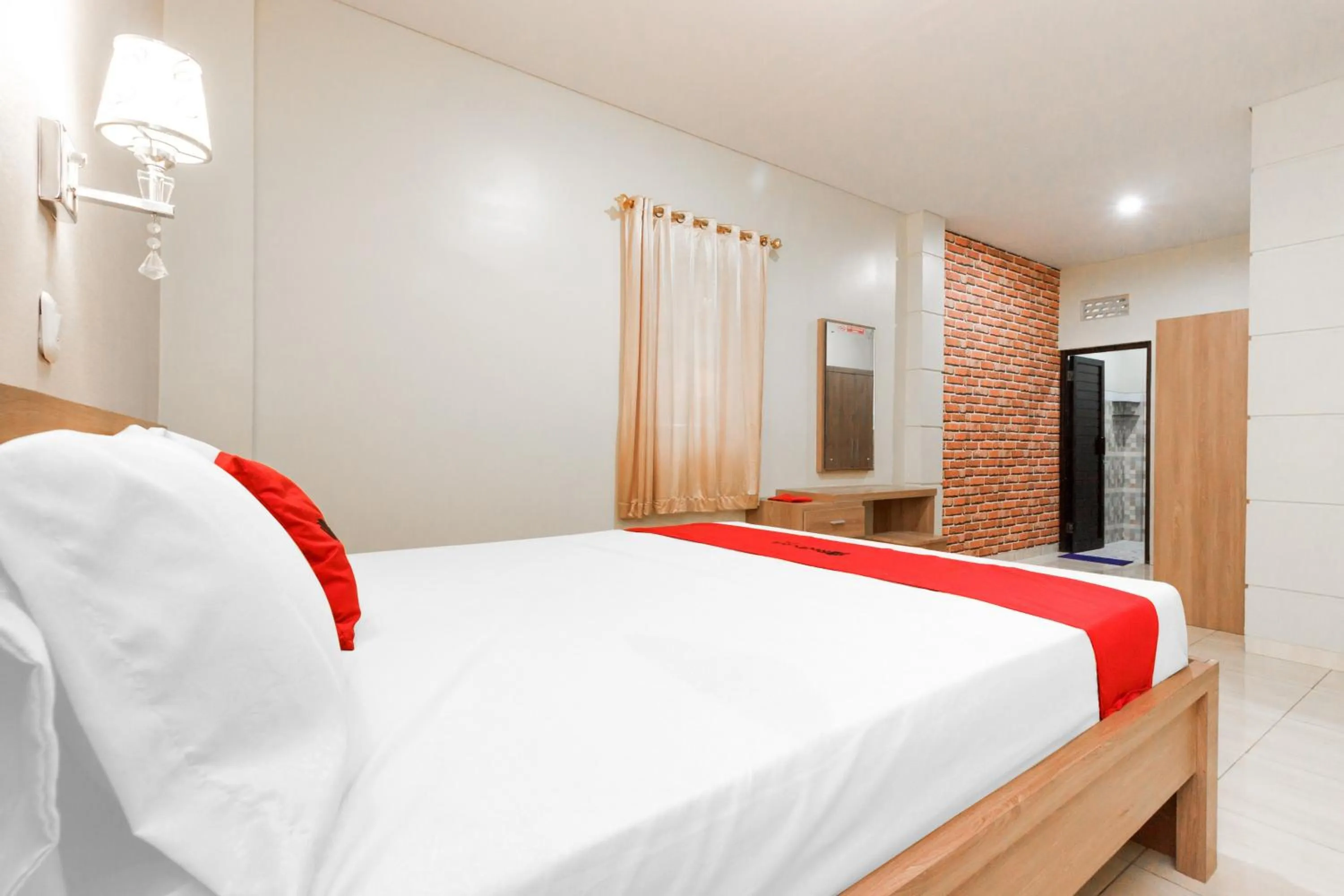 Bedroom, Bed in RedDoorz Plus near Pantai Malalayang Manado