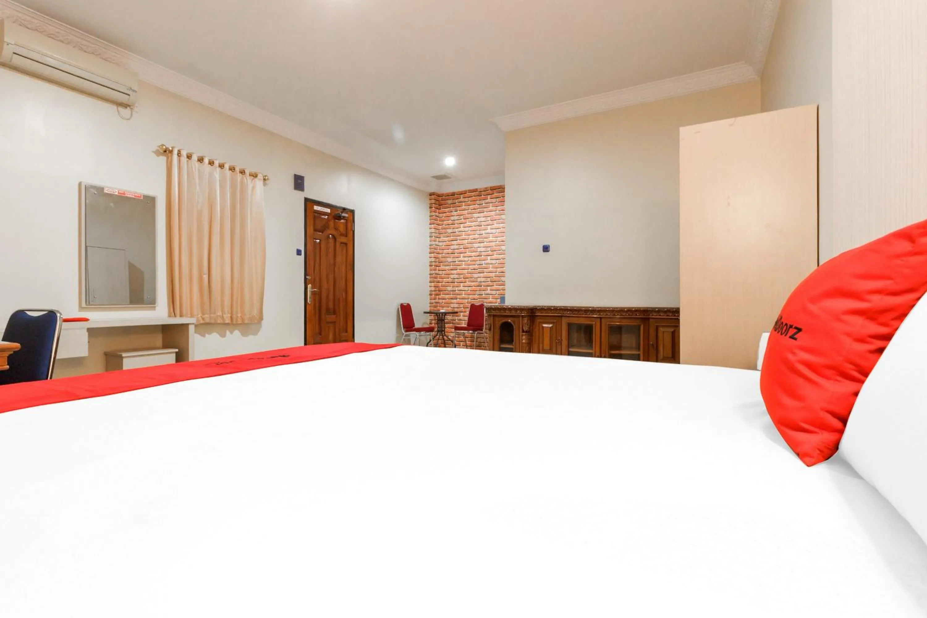 Bedroom, Bed in RedDoorz Plus near Pantai Malalayang Manado