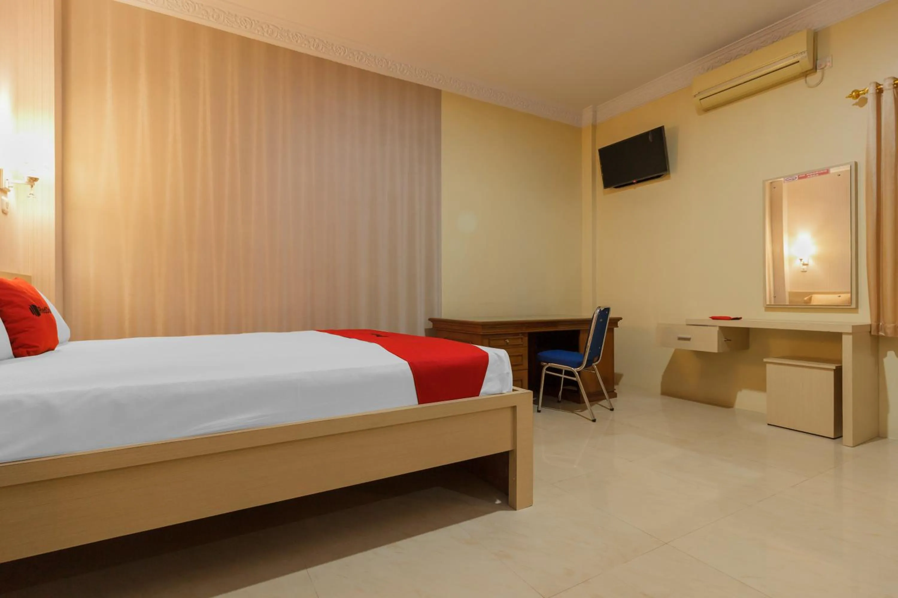 Bathroom, Bed in RedDoorz Plus near Pantai Malalayang Manado
