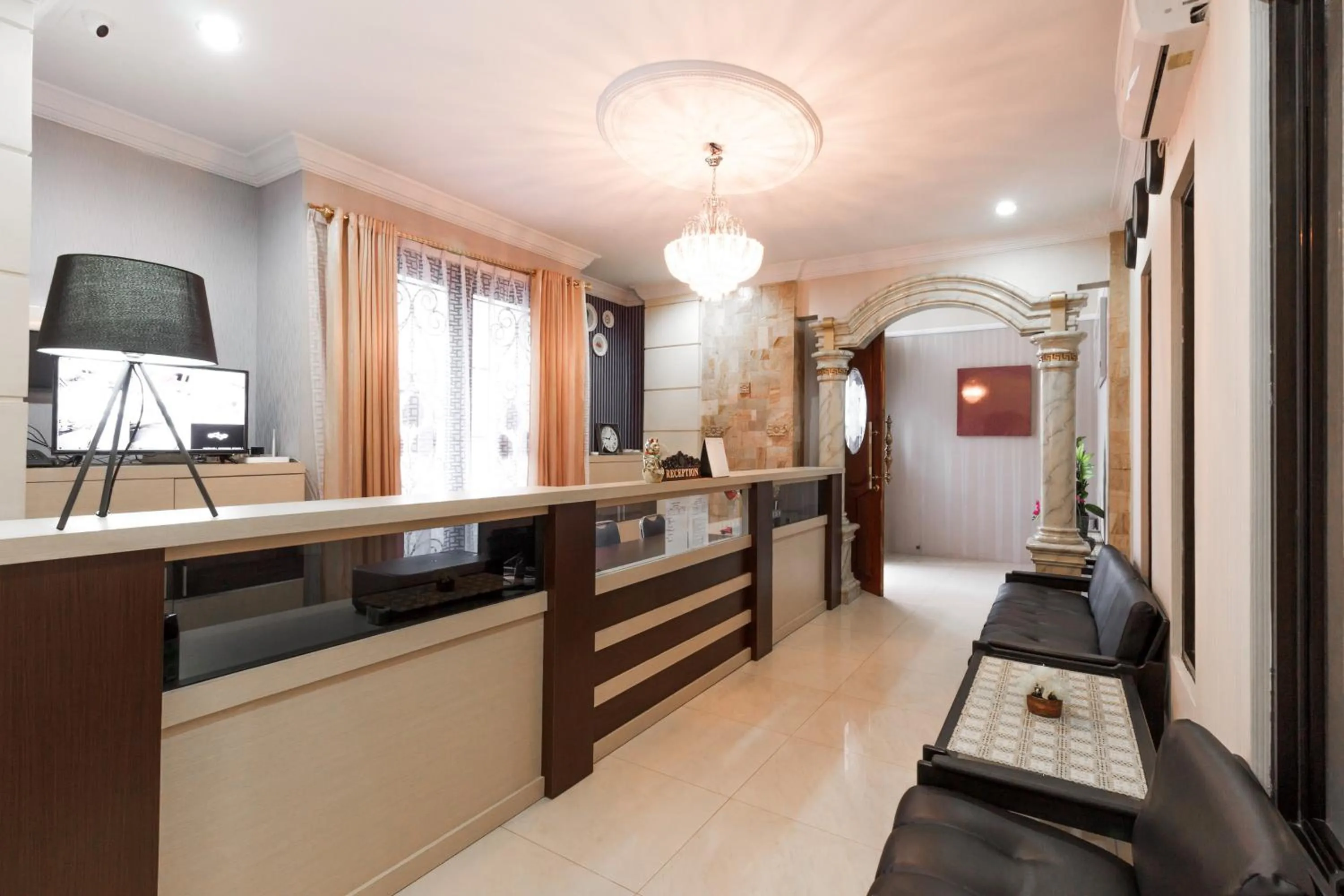 Lobby or reception in RedDoorz Plus near Pantai Malalayang Manado