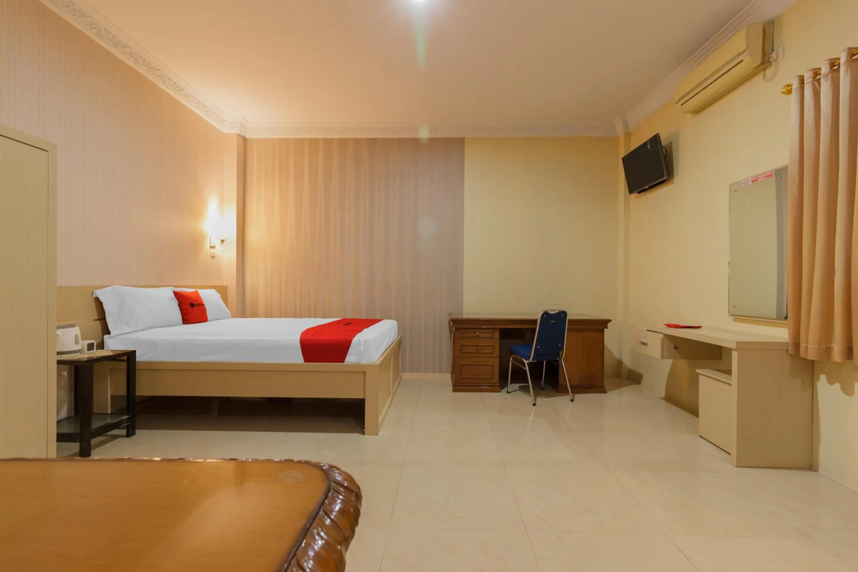 Bedroom, Bed in RedDoorz Plus near Pantai Malalayang Manado