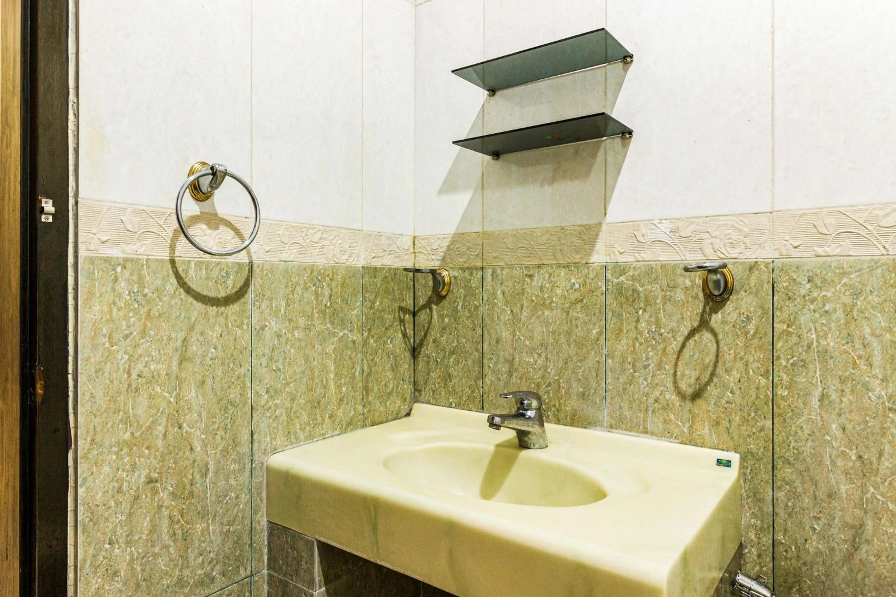 Bathroom in RedDoorz Plus near Pantai Malalayang Manado