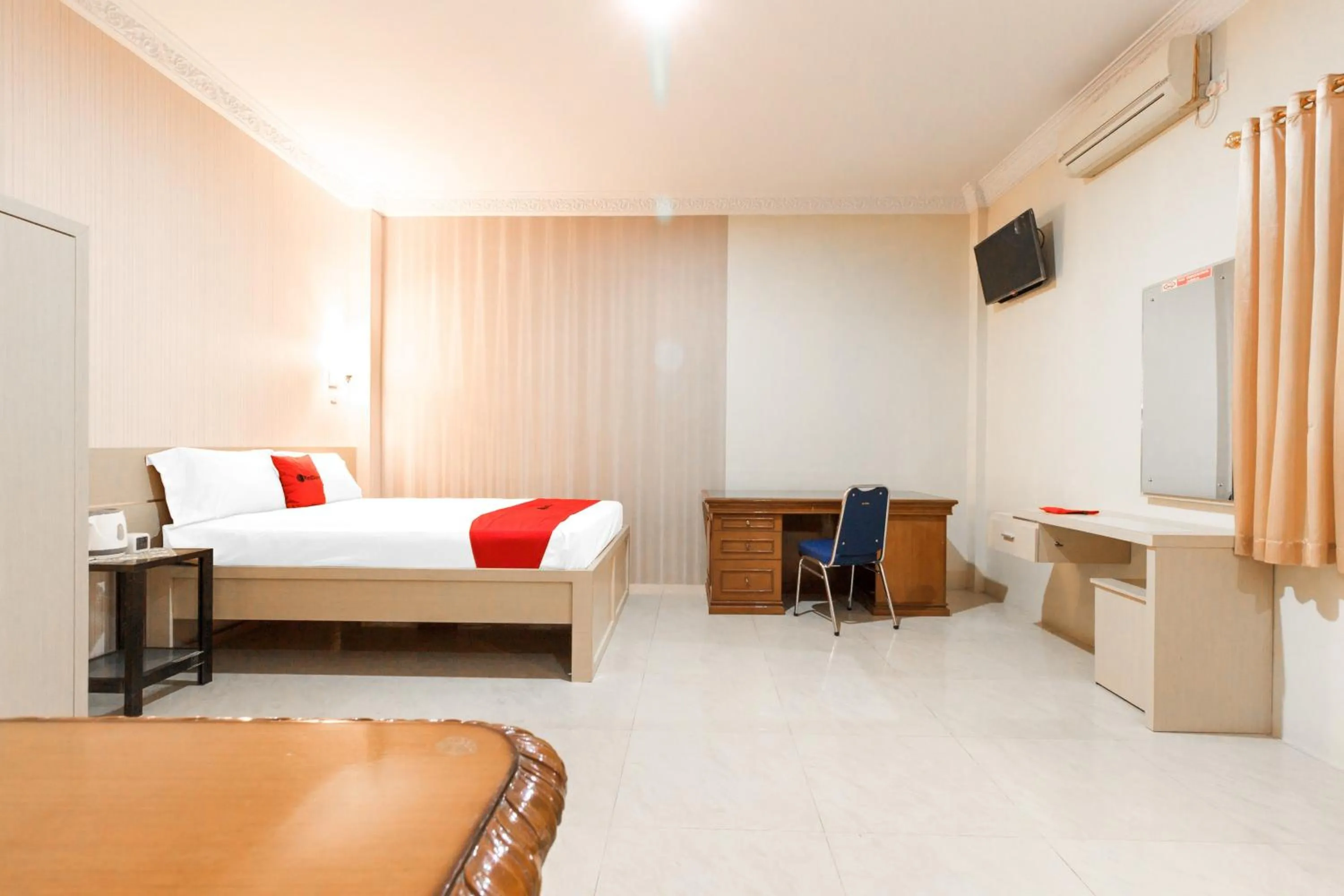 Bedroom, Bed in RedDoorz Plus near Pantai Malalayang Manado