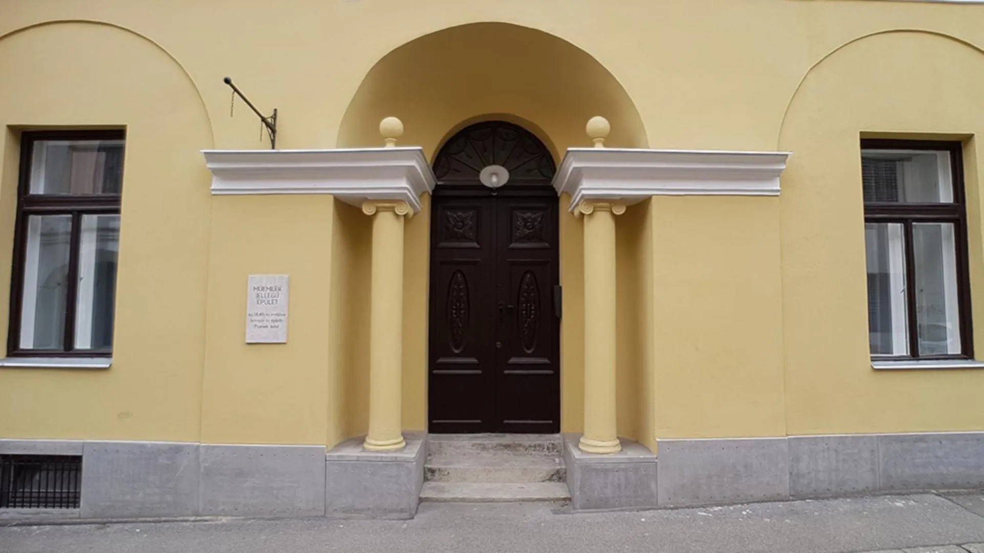 Property building in Piacsek Apartmanház