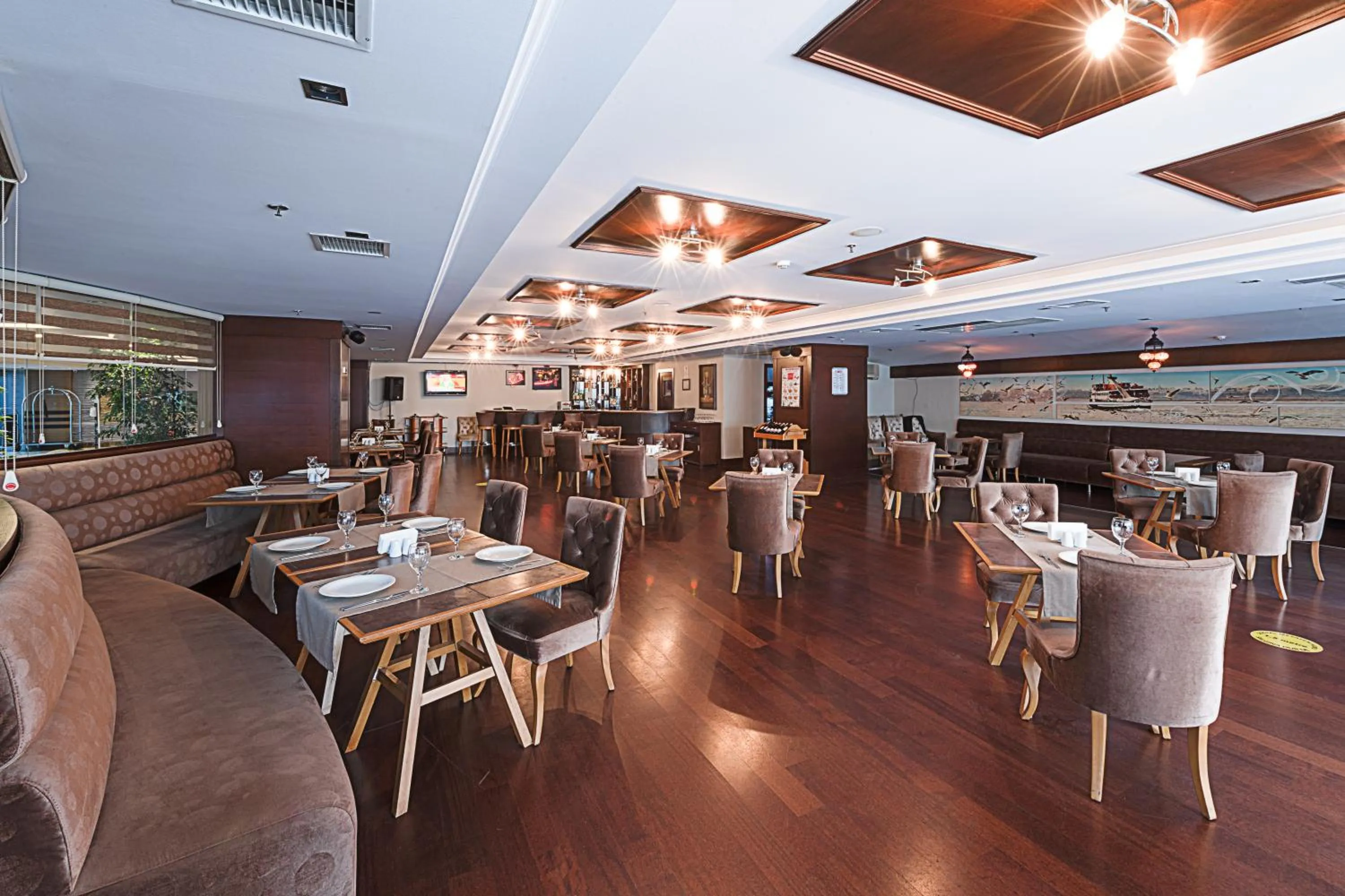 Restaurant/places to eat in Dream Hill Business Deluxe Hotel Asia