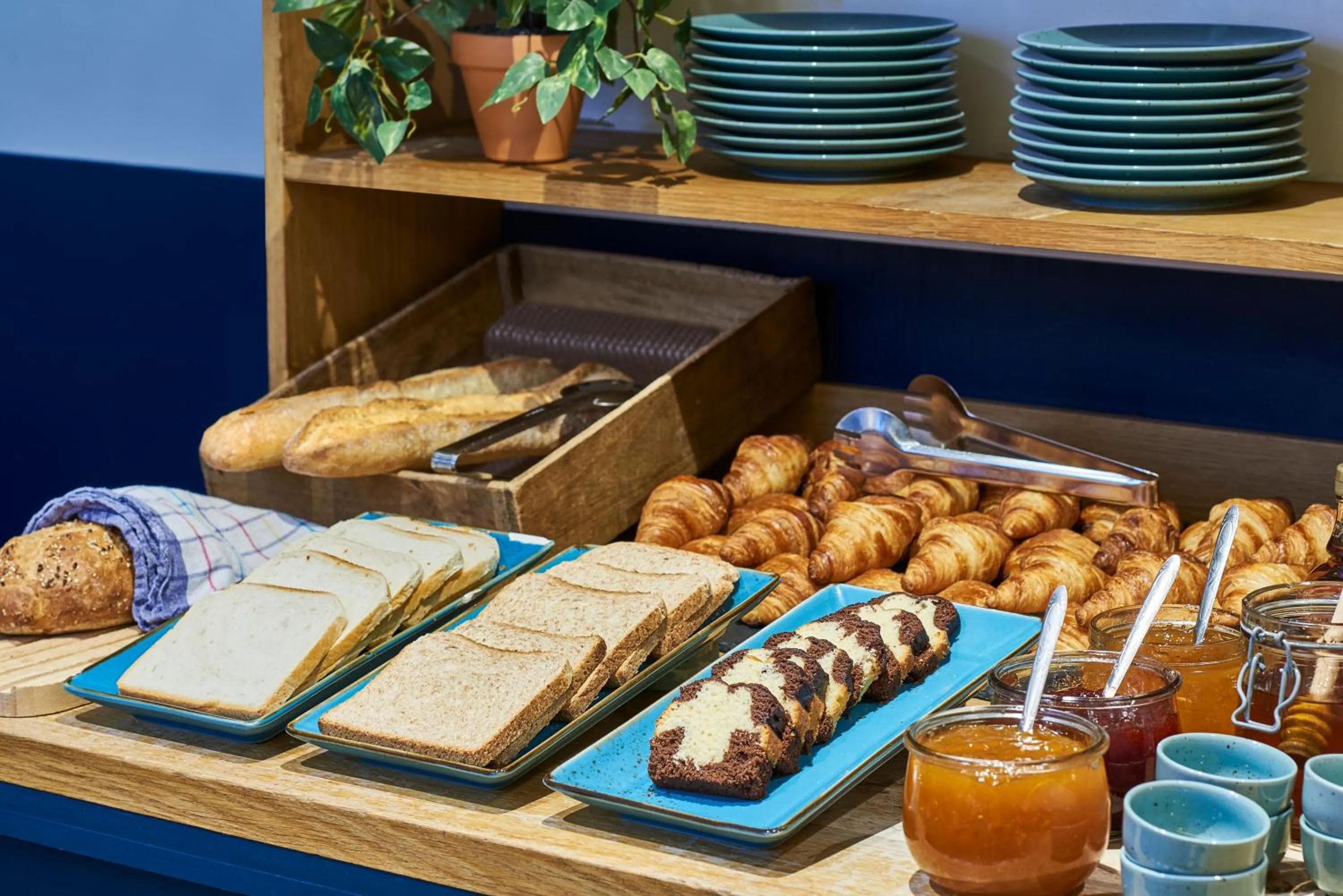 Breakfast in Hotel Magenta 38 by Happyculture