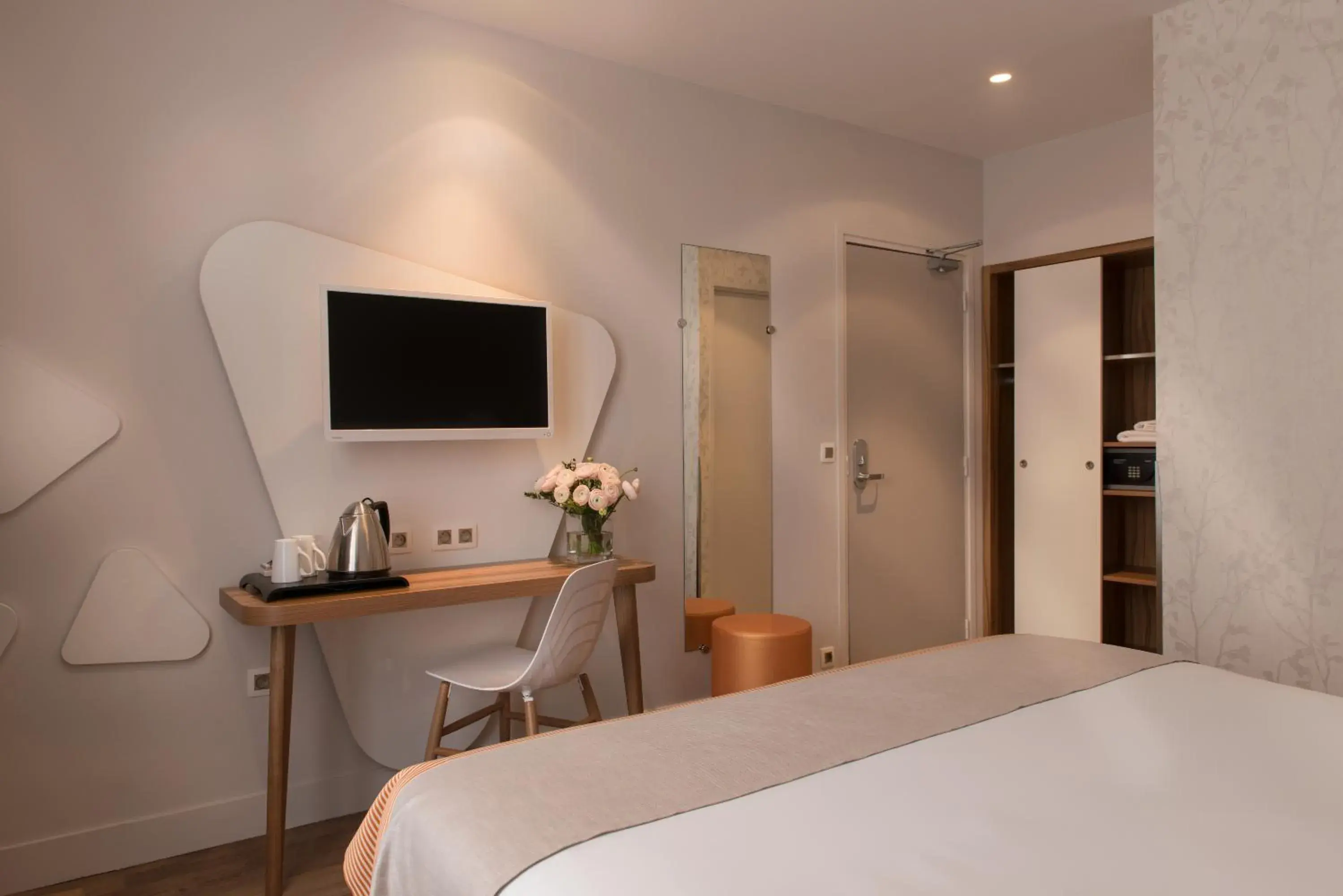 Premium Double Room in Hotel Magenta 38 by Happyculture Premium Double Room in Hotel Magenta 38 by Happyculture